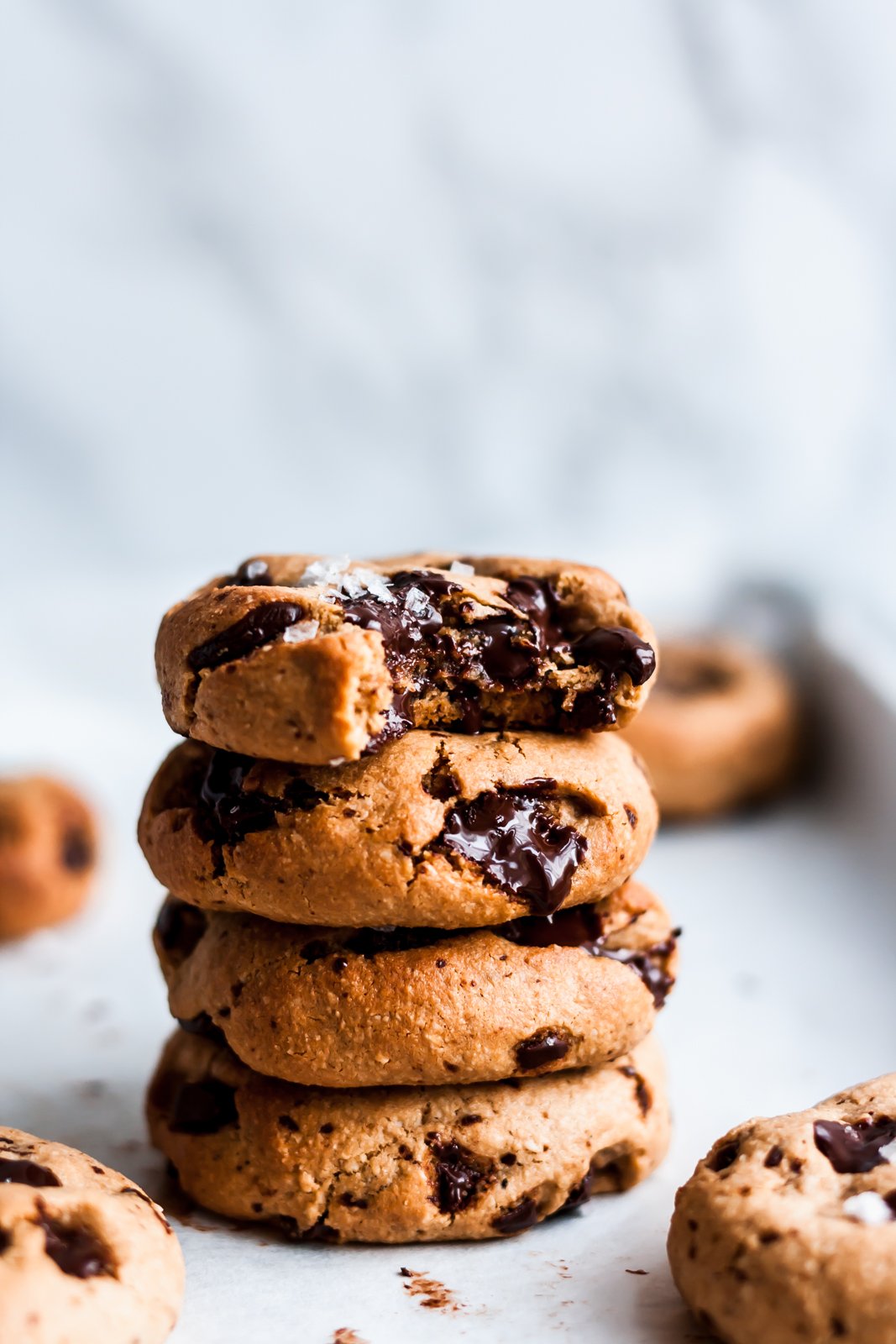 Malditamente buenas galletas de tahini de chocolate paleo con charcos de chocolate negro en cada bocado. ¡Estas increíbles galletas de tahini son súper dulces, masticables, sin gluten, sin lácteos y sin granos! Además, son fáciles de convertir en un postre perfecto en un tazón. Montón de galletas de chispas de chocolate Tahini sin gluten