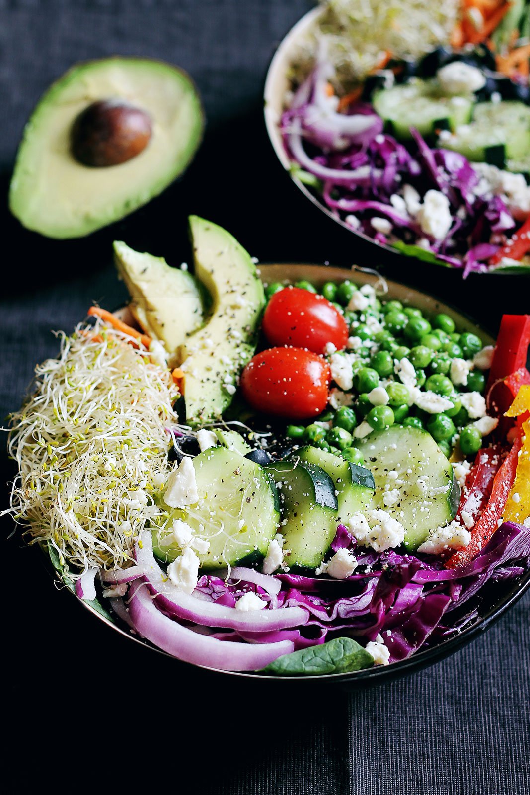 ¡Más de 40 de las mejores y deliciosas recetas de espinacas! Encontrarás recetas de espinacas para cada comida, incluidos batidos, sopas, pastas y, por supuesto, ensaladas que usan mucha espinaca. Guarda estas recetas únicas y fáciles de espinacas. Es hora de que tengas ¡una bolsa fresca para su próximo uso! Un plato de ensalada primavera de espinacas