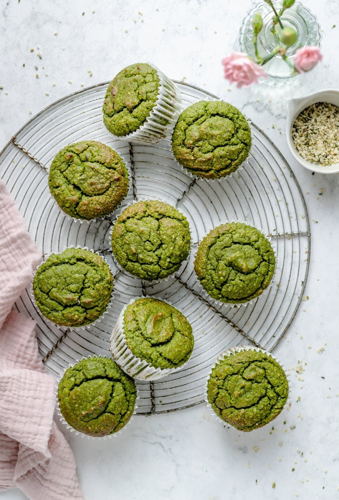 ¡Más de 40 de las mejores recetas deliciosas con espinacas! Encontrará recetas de espinacas para cada comida, incluidos batidos, sopas, pastas y, por supuesto, ensaladas que usan mucha espinaca. ¡Guarde estas recetas únicas y fáciles de espinacas para la próxima vez que tenga una bolsa fresca! Muffins de plátano y espinacas sobre una rejilla