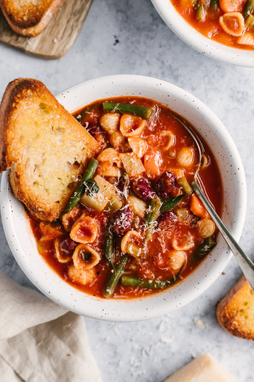 ¡Más de 40 de las mejores recetas deliciosas con espinacas! Encontrará recetas de espinacas para cada comida, incluidos batidos, sopas, pastas y, por supuesto, ensaladas que usan mucha espinaca. ¡Guarde estas recetas únicas y fáciles de espinacas para la próxima vez que tenga una bolsa fresca! Sopa minestrone clásica en tazones de pan de ajo