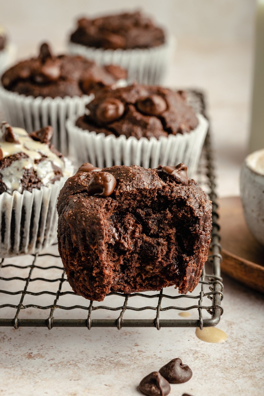 ¡Deliciosas magdalenas de banana con tahini y doble chocolate que saben a postre! Estos muffins de plátano y chocolate sin granos resultan ser paleo, sin lácteos, sin gluten y endulzados naturalmente, lo que los convierte en el desayuno o merienda perfecto. Muffins Paleo Chocolate Tahini Banana, con un bocado