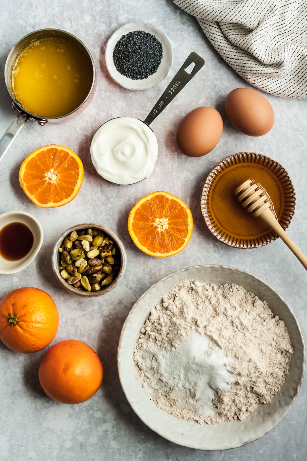 Magnífico pan de yogur con pistacho, semillas de amapola y naranja, endulzado de forma natural con miel, jugo de naranja fresco y rociado con el perfecto jugo de naranja dulce. ¡Pan de yogur delicioso y saludable para la primavera! Aderezos saludables para el pan de naranja a bordo