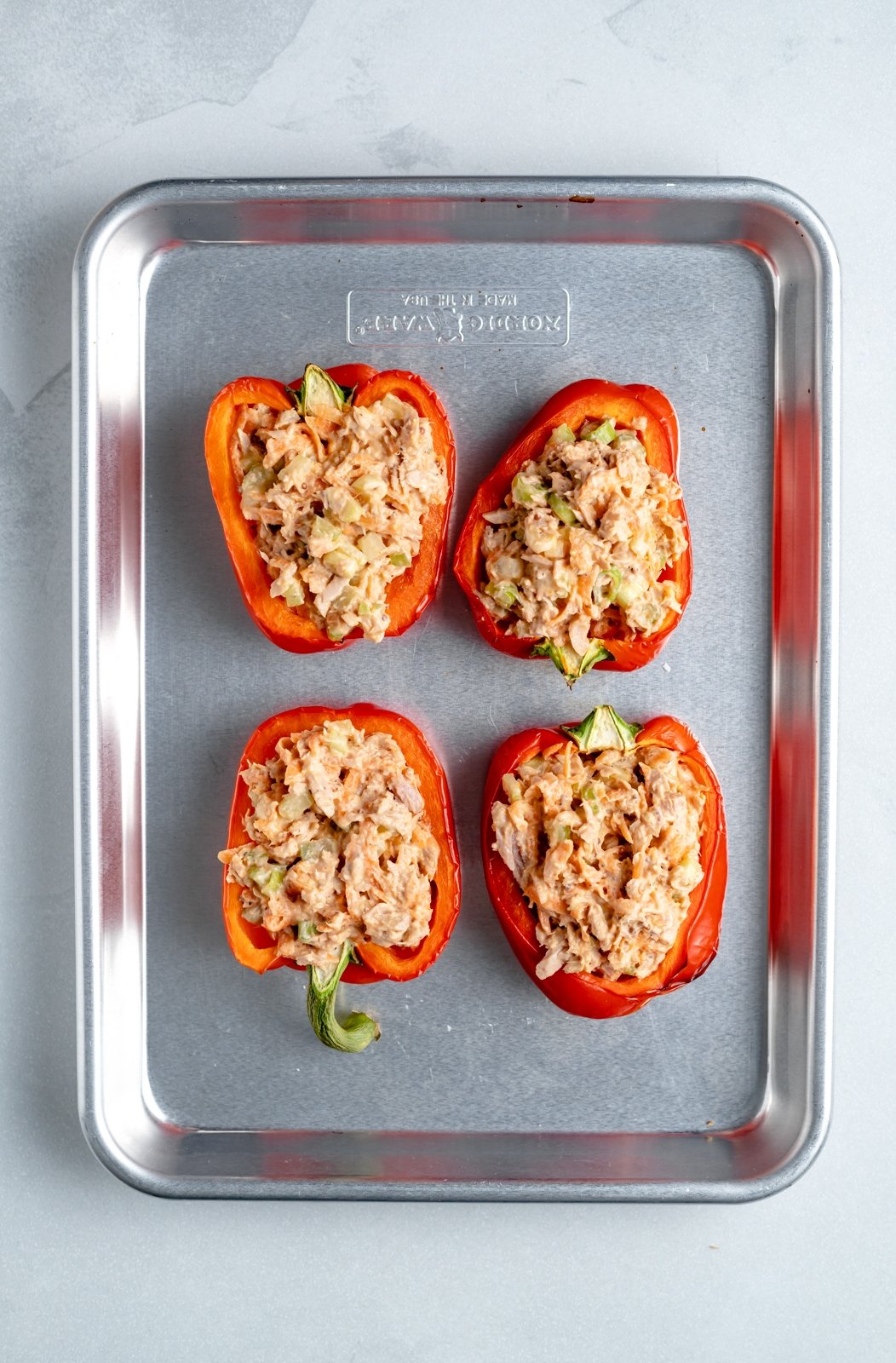 ¡Deliciosos pimientos rellenos de atún bajos en carbohidratos mezclados con verduras, yogur griego y salsa de búfalo y rociados con una capa de queso derretido! Estos sencillos pimientos rellenos de atún son el acompañamiento perfecto a la hora del almuerzo para su guarnición favorita o incluso una publicación rica en proteínas -merienda de entrenamiento. Pimientos rellenos de atún bajos en carbohidratos en una sartén