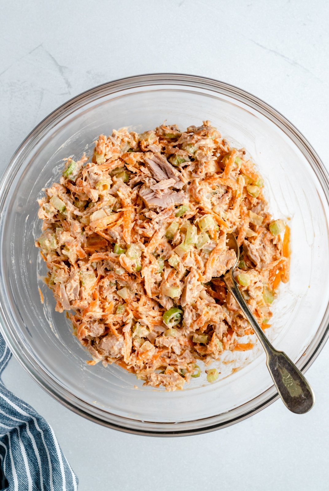 ¡Deliciosos pimientos rellenos de atún bajos en carbohidratos mezclados con verduras, yogur griego y salsa de búfalo y rociados con una capa de queso derretido! Estos sencillos pimientos rellenos de atún son el acompañamiento perfecto a la hora del almuerzo para su guarnición favorita o incluso una publicación rica en proteínas -merienda de entrenamiento. Mezcla de atún en un bol