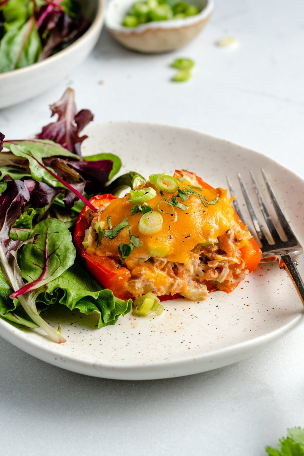 ¡Deliciosos pimientos rellenos de atún bajos en carbohidratos mezclados con verduras, yogur griego y salsa de búfalo y rociados con una capa de queso derretido! Estos sencillos pimientos rellenos de atún son el acompañamiento perfecto a la hora del almuerzo para su guarnición favorita o incluso una publicación rica en proteínas -merienda de entrenamiento. Atún fundido en un plato relleno de pimienta y servido con ensalada