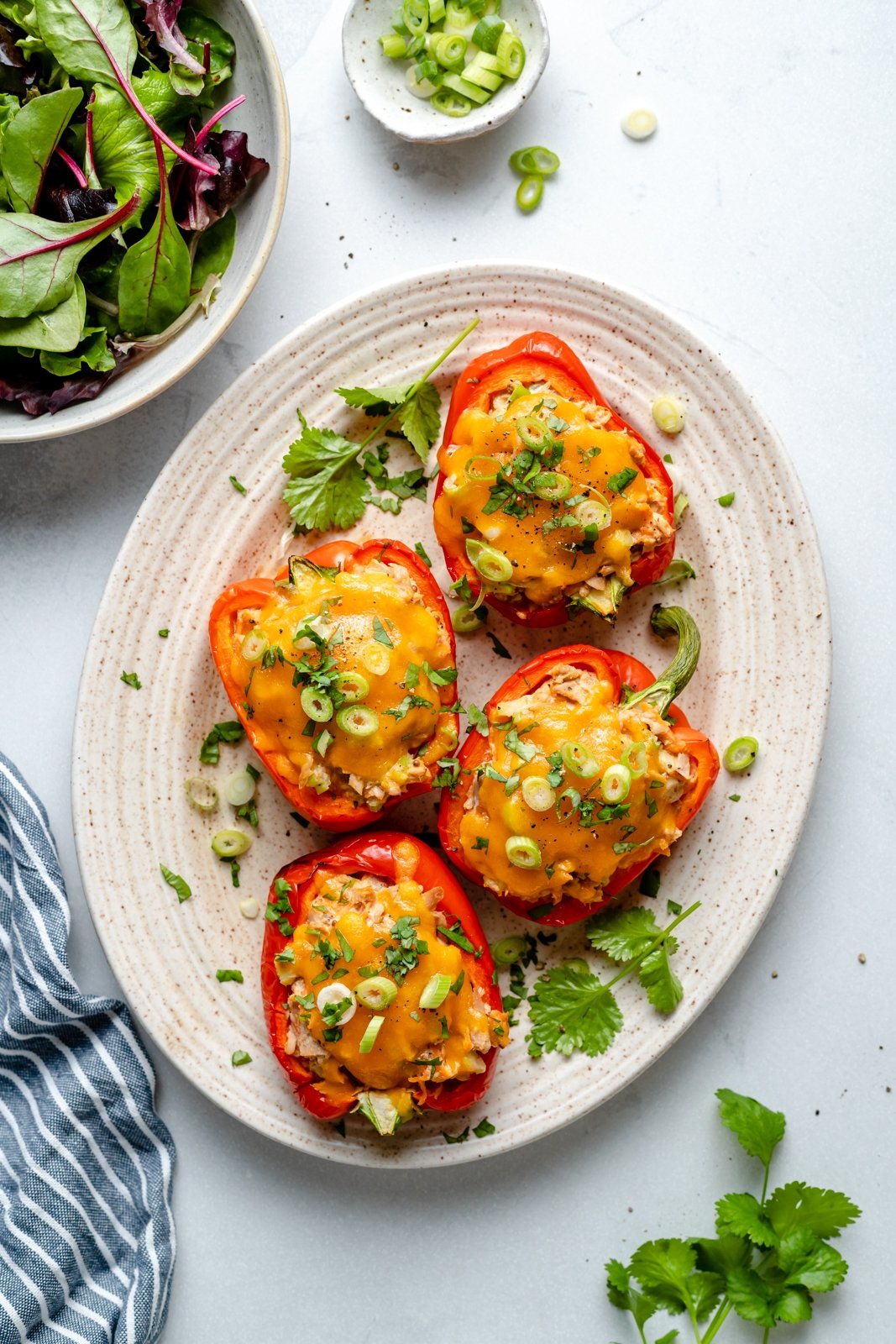 ¡Delicioso chile relleno de atún bajo en carbohidratos mezclado con verduras, yogur griego y salsa de búfalo y cubierto con una capa de queso derretido! Estos sencillos pimientos rellenos de atún son el almuerzo perfecto para combinar con tu guarnición favorita o incluso con un refrigerio rico en proteínas para después del ejercicio. Atún búfalo relleno de pimientos en un plato