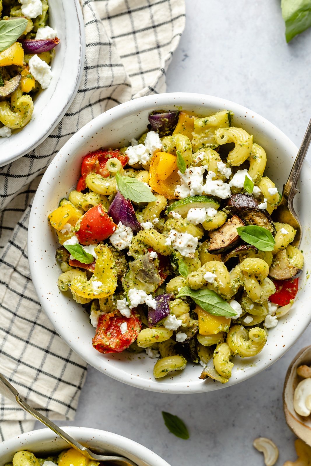 ¡Deliciosas recetas de temporada para cocinar en abril! Con productos de temporada como espárragos, brócoli, zanahorias y cítricos, estas recetas saludables de primavera son la manera perfecta de agregar frutas y verduras a sus comidas. ¡Encontrará abundantes desayunos y almuerzos, recetas saludables para la cena de primavera y toneladas de postres increíbles todos los días de abril! Pasta de Verduras Asadas en un Bol con Queso de Cabra