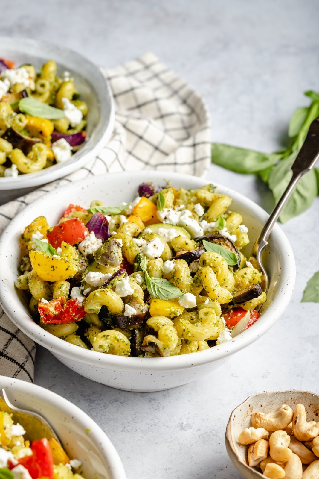 Pasta de verduras asadas brillante y deliciosa con un delicioso pesto casero de anacardos y queso de cabra cremoso. Esta receta fácil de pasta de verduras asadas presenta verduras frescas y coloridas y se puede servir caliente o fría como ensalada de pasta. Opcional para asar verduras y agregar su proteína favorita! Pasta Cremosa de Verduras Asadas con Pesto y Queso de Cabra en un Bol
