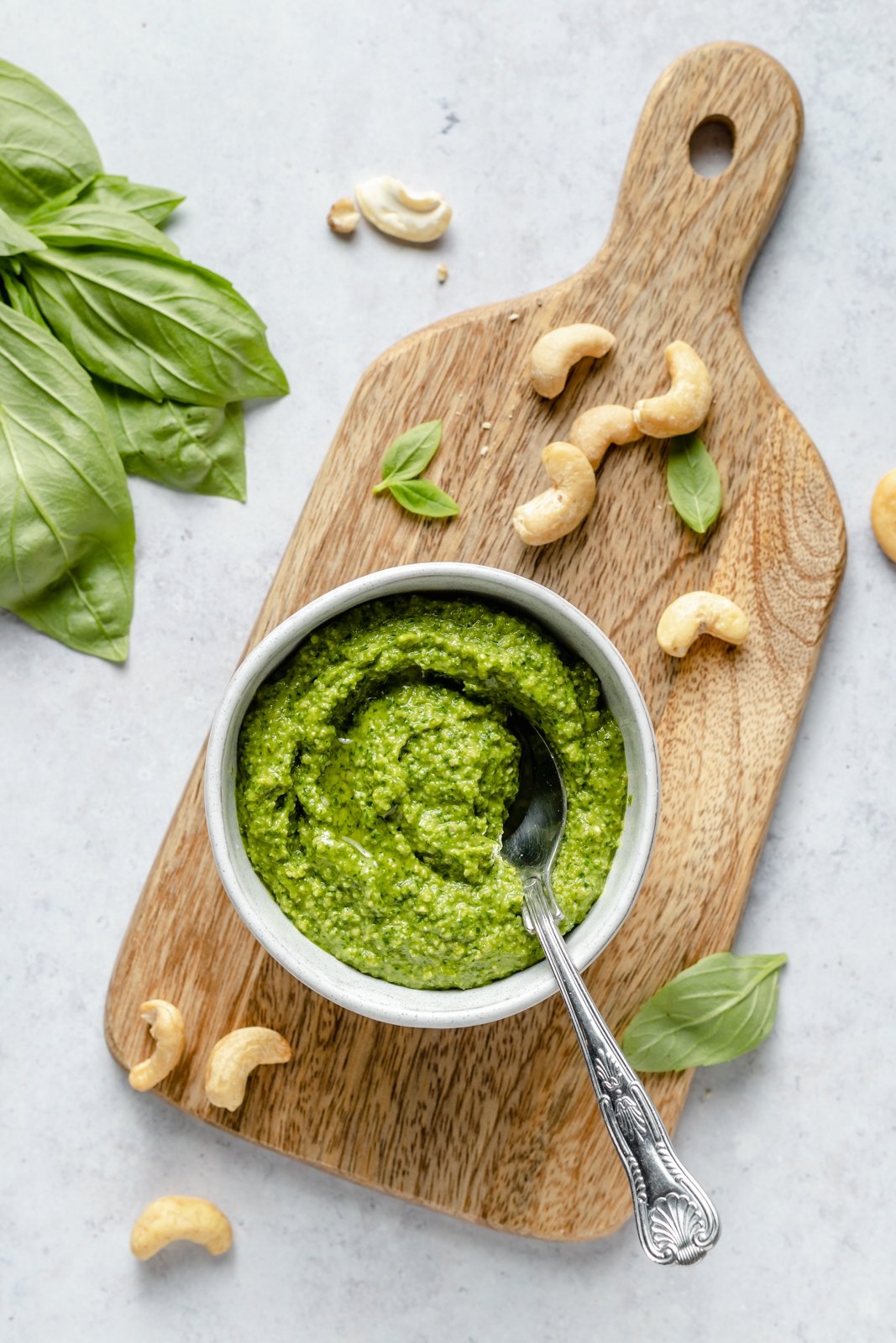 Pasta de verduras asadas brillante y deliciosa con un delicioso pesto casero de anacardos y queso de cabra cremoso. Esta receta fácil de pasta de verduras asadas presenta verduras frescas y coloridas y se puede servir caliente o fría como ensalada de pasta. Opcional para asar verduras y agregar su proteína favorita! Pesto casero de anacardos en un tazón para receta de pasta de vegetales asados