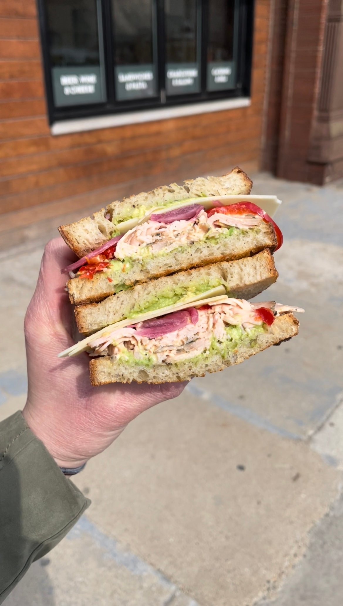 ¡Bienvenido a la primera serie ambiciosa de Kitchen Chicago! Aquí encontrarás la mejor comida y hospitalidad de increíbles restaurantes locales de Chicago. Primero: Los 5 mejores sándwiches de Chicago que realmente obtendrás Un sueño hecho realidad. Incluye platos únicos, tradicionales y ¡sándwiches vegetarianos! Tome un sándwich de pavo en Chicago
