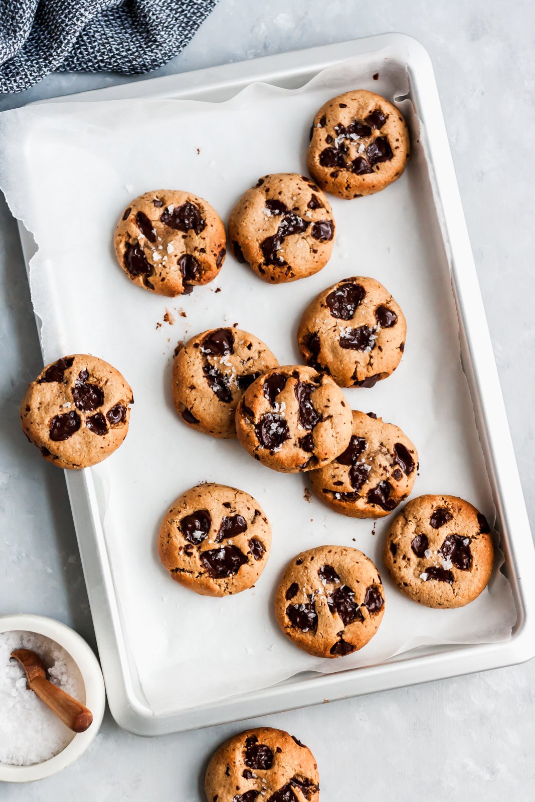 Malditamente buenas galletas de tahini de chocolate paleo con charcos de chocolate negro en cada bocado. ¡Estas increíbles galletas de tahini son súper dulces, masticables, sin gluten, sin lácteos y sin granos! Además, son fáciles de convertir en un postre perfecto en un tazón. Galletas de chocolate Tahini en una sartén