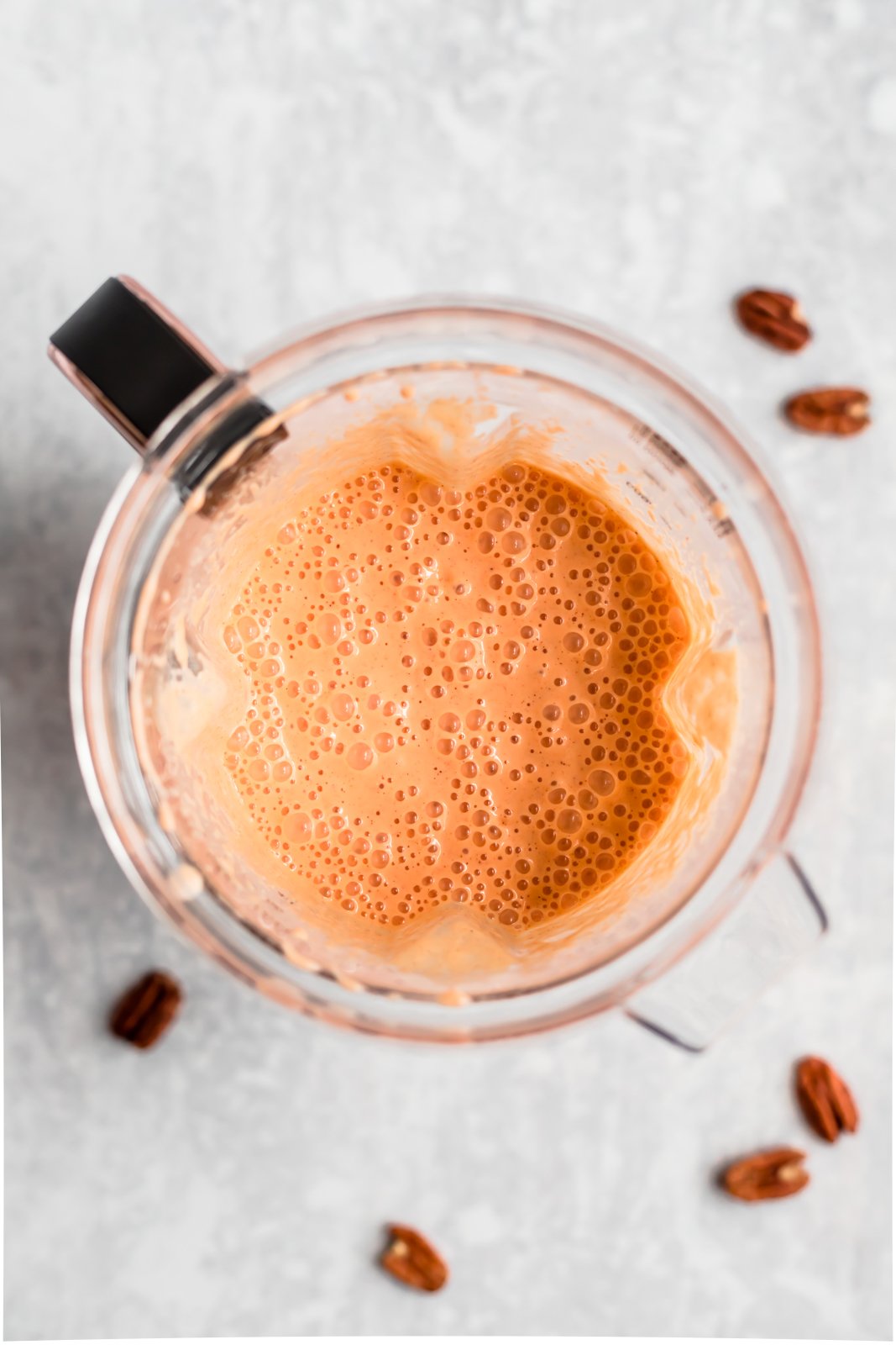 Este delicioso y saludable batido de pastel de zanahoria está hecho con ingredientes saludables como zanahorias crudas, plátanos, piña, leche de coco cremosa, yogur griego y muchas especias reconfortantes. ¡Este batido de pastel de zanahoria repleto de proteínas es el desayuno perfecto o la merienda después del entrenamiento! Batido cremoso de pastel de zanahoria en una licuadora