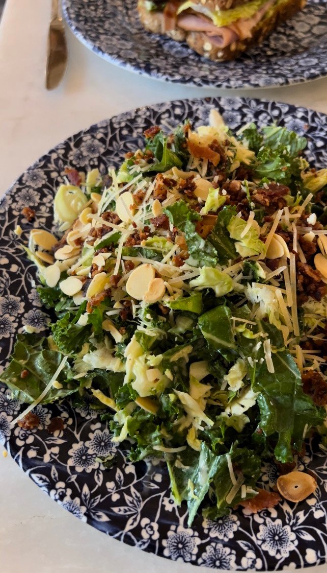 ¡Bienvenido de nuevo a otra edición de la serie Ambitious Kitchen Chicago! En esta guía encontrará una lista seleccionada de las mejores ensaladas de Chicago. Hemos probado muchas ensaladas en la ciudad y encontramos 6 deliciosas, una visita obligada: pruebe esta Ensalada para sentarse o almorzar para llevar. Fresca, deliciosa y absolutamente deliciosa Ensalada de coles de Bruselas de Chicago en un plato