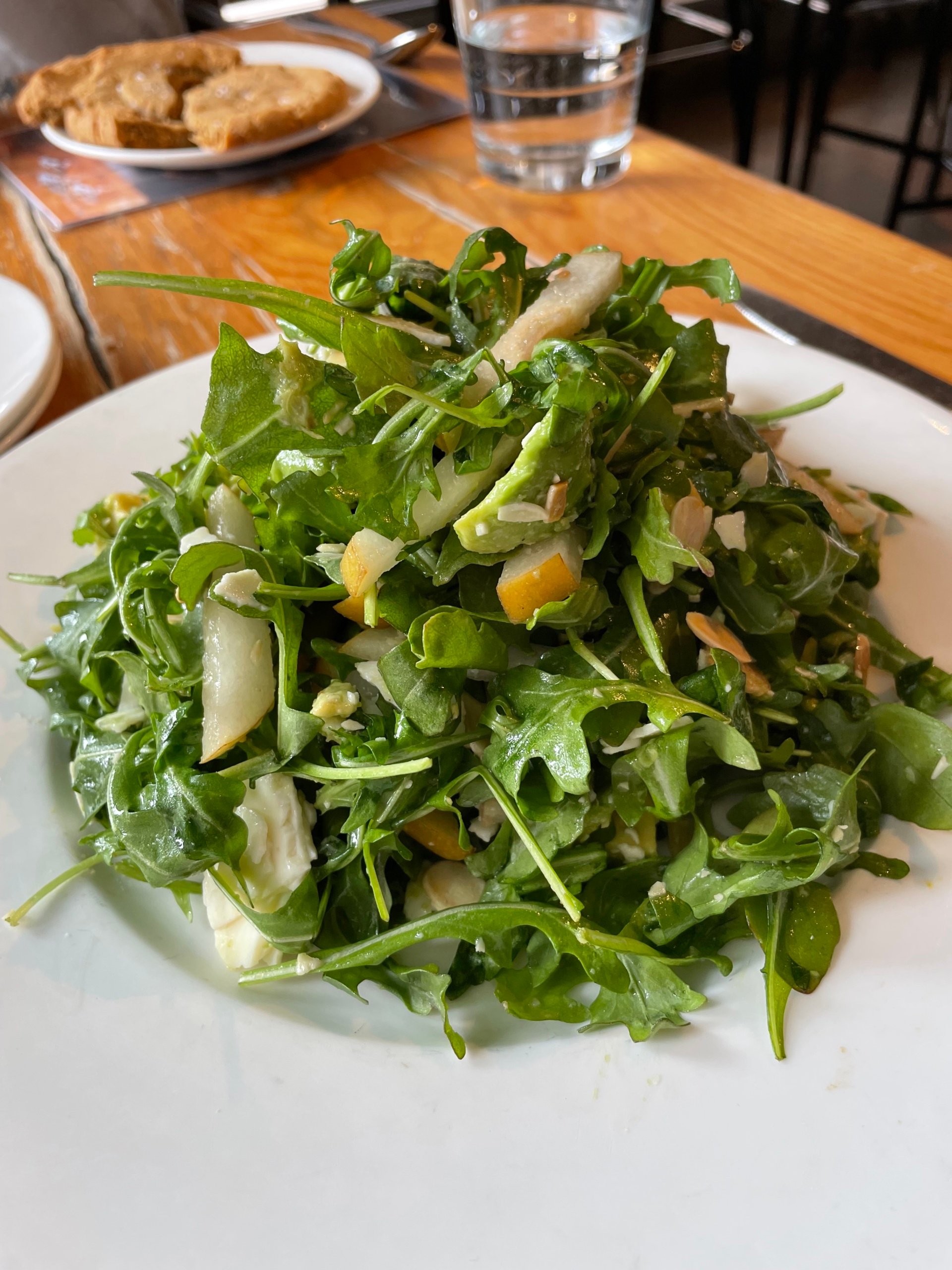 ¡Bienvenido de nuevo a otra edición de la serie Ambitious Kitchen Chicago! En esta guía encontrará una lista seleccionada de las mejores ensaladas de Chicago. Hemos probado muchas ensaladas en la ciudad y encontramos 6 deliciosas, una visita obligada: pruebe esta ensalada para un almuerzo sentado o para llevar. Fresca, deliciosa y absolutamente deliciosa. Ensalada Chicago con rúcula y peras en un plato