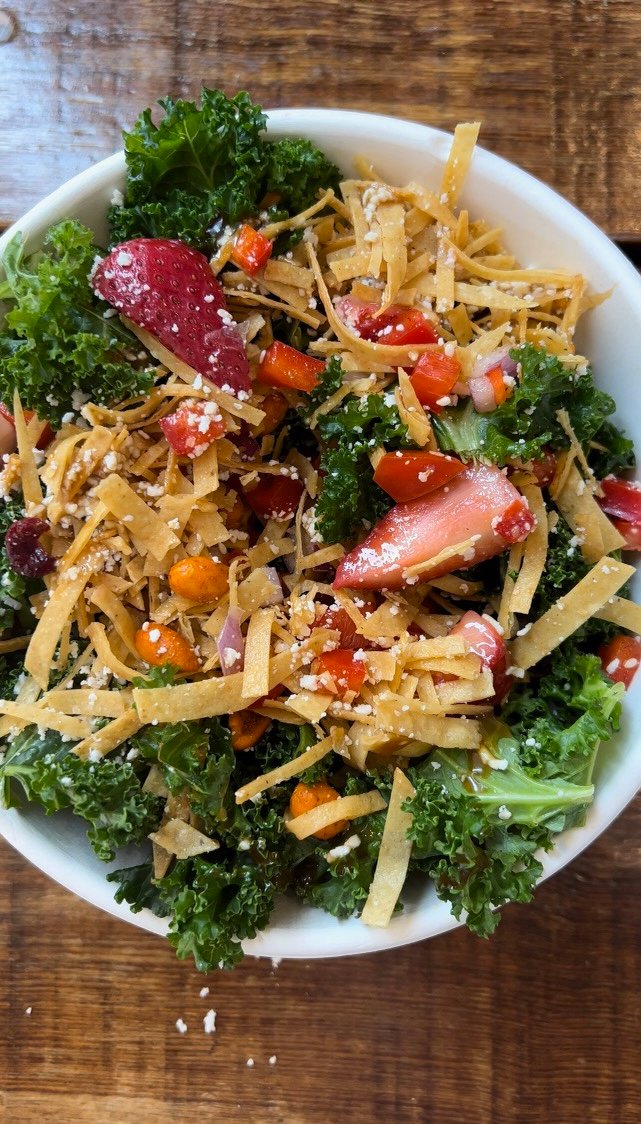 ¡Bienvenido de nuevo a otra edición de la serie Ambitious Kitchen Chicago! En esta guía encontrará una lista seleccionada de las mejores ensaladas de Chicago. Hemos probado muchas ensaladas en la ciudad y encontramos 6 deliciosas, una visita obligada: pruebe esta ensalada para un almuerzo sentado o para llevar. Fresca, deliciosa y absolutamente deliciosa Ensalada Chicago con tazones de fresa