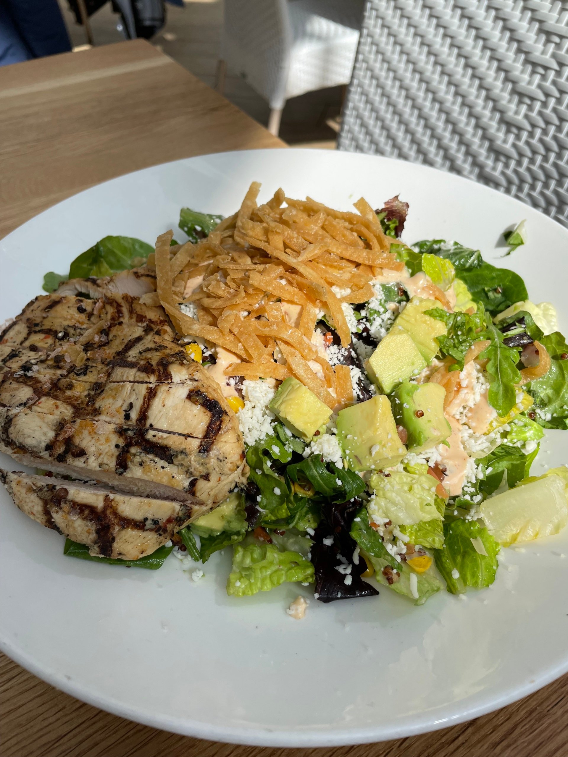 ¡Bienvenido de nuevo a otra edición de la serie Ambitious Kitchen Chicago! En esta guía encontrará una lista seleccionada de las mejores ensaladas de Chicago. Hemos probado muchas ensaladas en la ciudad y encontramos 6 deliciosas, una visita obligada: pruebe esta ensalada para un almuerzo sentado o para llevar. Fresca, deliciosa y absolutamente deliciosa. Ensalada de Chicago con pollo y aguacate en un plato