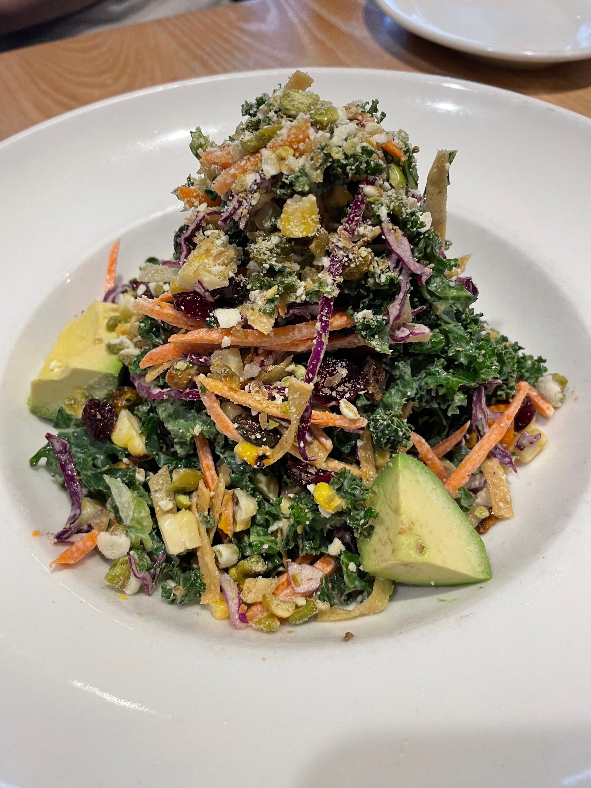 ¡Bienvenido de nuevo a otra edición de la serie Ambitious Kitchen Chicago! En esta guía encontrará una lista seleccionada de las mejores ensaladas de Chicago. Hemos probado muchas ensaladas en la ciudad y encontramos 6 deliciosas, una visita obligada: pruebe esta ensalada para un almuerzo sentado o para llevar. Fresca, deliciosa y absolutamente deliciosa. Ensalada Chicago con aguacate y pistachos