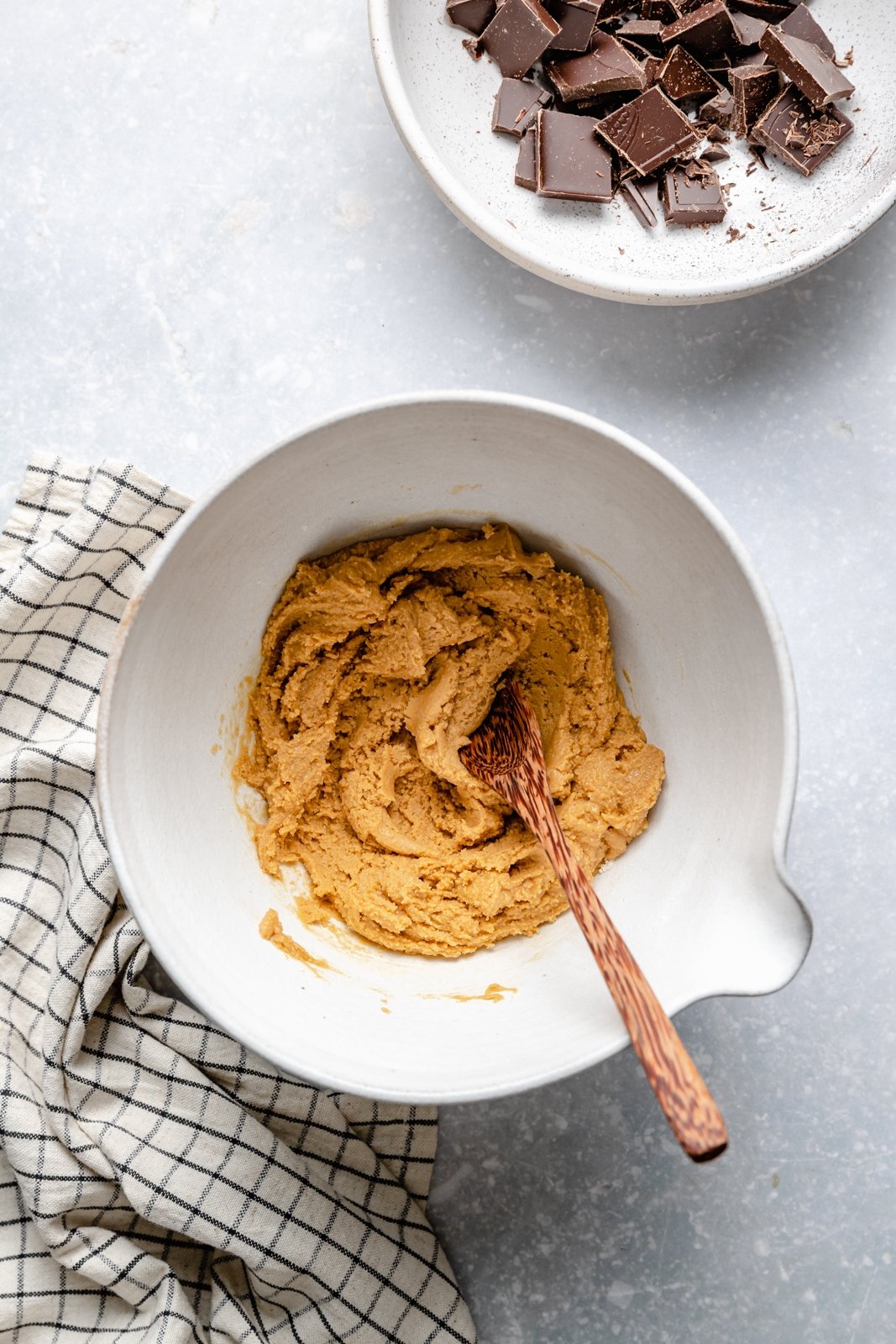 Fáciles y saludables ¡Los huevos de Reese están hechos con solo 4 ingredientes simples! Estos huevos de mantequilla de maní veganos hechos en casa son bajos en carbohidratos, sin gluten, bajos en azúcar y tienen una deliciosa mantequilla de maní en el medio para la comida sin hornear perfecta que a todos les encanta. Mezcle mantequilla de maní en un tazón para hacer huevos de Reese caseros