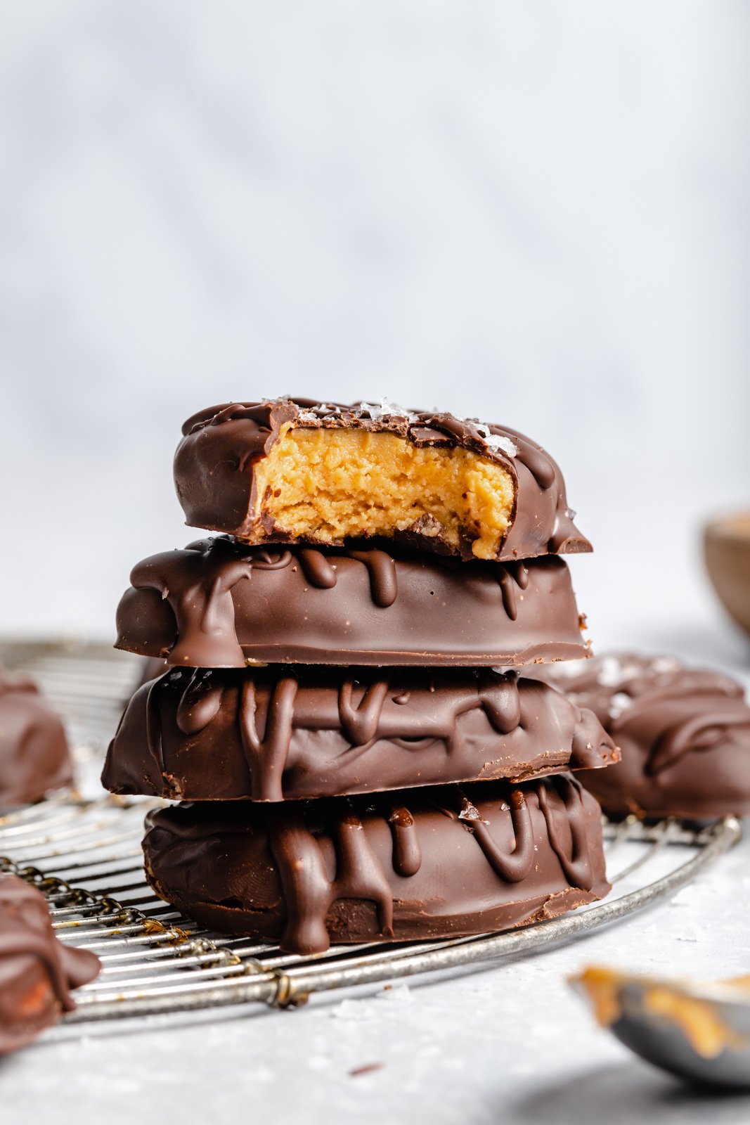 Fáciles y saludables ¡Los huevos de Reese están hechos con solo 4 ingredientes simples! Estos huevos de mantequilla de maní veganos hechos en casa son bajos en carbohidratos, sin gluten, bajos en azúcar y tienen una deliciosa mantequilla de maní en el medio para la comida sin hornear perfecta que a todos les encanta. Montón de huevos veganos de mantequilla de maní