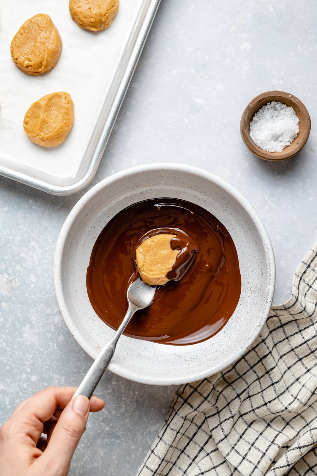 ¡Los huevos de Reese fáciles y saludables están hechos con solo 4 ingredientes simples! Estos huevos de mantequilla de maní veganos caseros son bajos en carbohidratos, sin gluten, bajos en azúcar con un delicioso medio de mantequilla de maní y el regalo perfecto sin hornear que a todos les encanta. Sumerja los huevos saludables de mantequilla de maní en chocolate