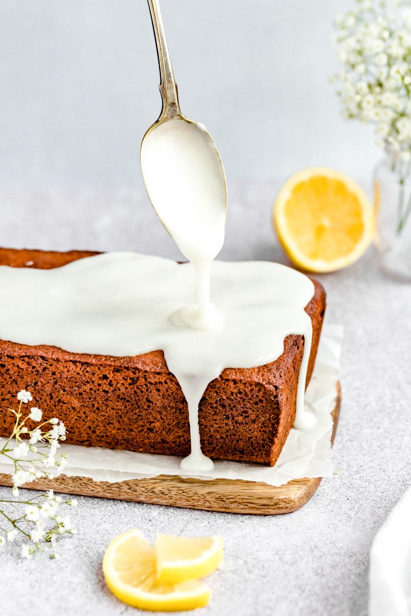 Increíble pan saludable de semillas de amapola y limón hecho de una mezcla de harina de avena y almendras y endulzado naturalmente con miel. ¡Este pan fácil de semillas de amapola y limón sin gluten está repleto de proteínas de yogur griego y es un desayuno o merienda fácil y saludable en un tazón! Rocíe glaseado en pan saludable con semillas de amapola y limón