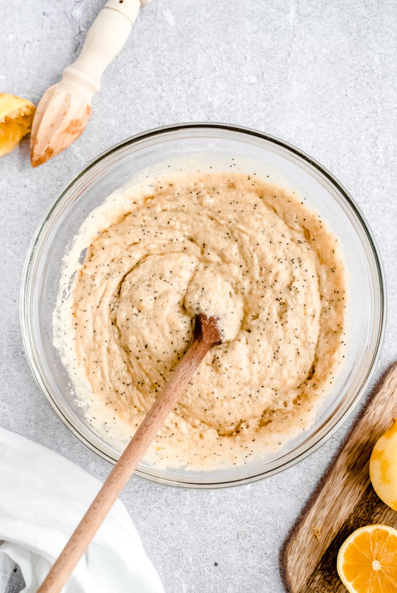 Increíble y saludable pan de semillas de amapola y limón elaborado con una mezcla de avena y harina de almendras y endulzado de forma natural con miel. Este pan de semillas de amapola y limón sin gluten está repleto de proteínas de yogur griego y se sirve en un tazón. desayuno o merienda saludable! Masa saludable de semillas de amapola y limón en un tazón
