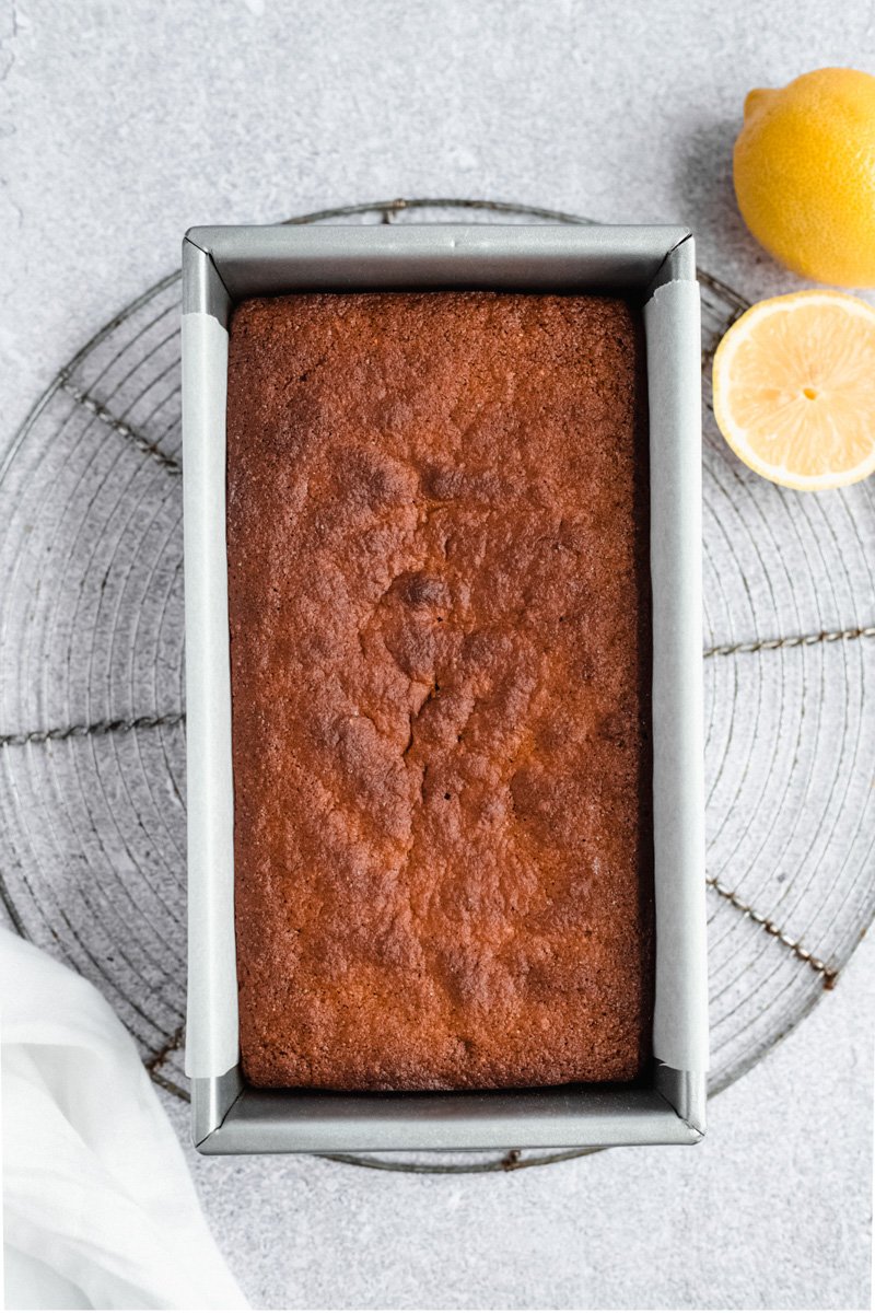 Increíble pan saludable de semillas de amapola y limón hecho de una mezcla de harina de avena y almendras y endulzado naturalmente con miel. ¡Este pan fácil de semillas de amapola y limón sin gluten está repleto de proteínas de yogur griego y es un desayuno o merienda fácil y saludable en un tazón! Pan saludable de semillas de amapola y limón en la parrilla