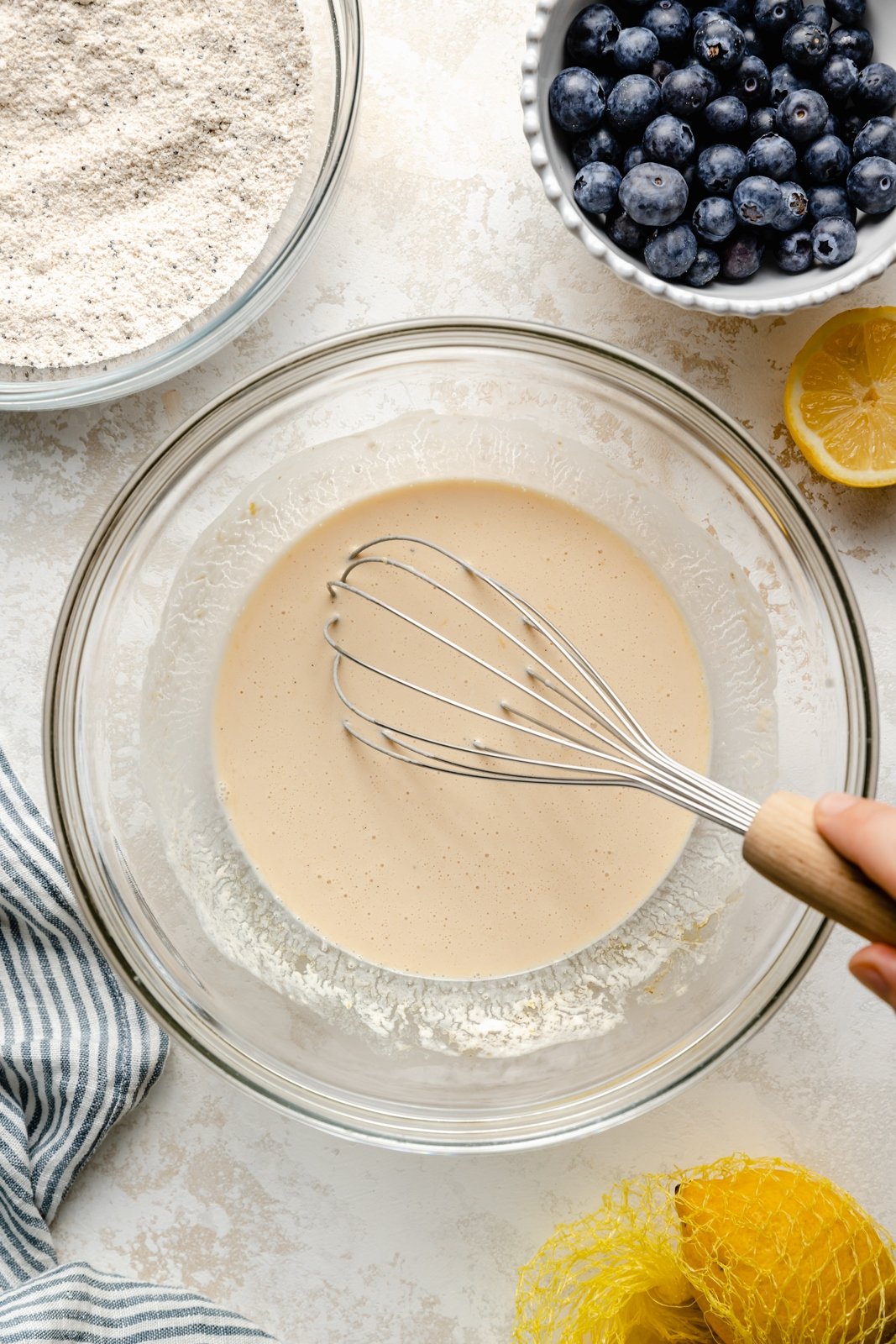¡Deliciosos y esponjosos Panqueques de Limón y Arándanos con Yogur Griego para un refuerzo de proteínas! Hechos con harina de avena, estos saludables Panqueques de Limón y Arándanos no contienen gluten y están rellenos con los sabores brillantes de arándanos frescos, jugo de limón y ralladura. Agregue semillas de amapola para ¡un encantador toque primaveral y no olvides las bayas adicionales en la parte superior! Revuelva la masa para los panqueques de limón y arándanos en un tazón