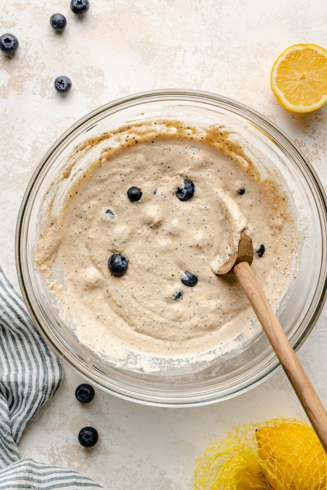 ¡Deliciosos y esponjosos Panqueques de Limón y Arándanos con Yogur Griego para un refuerzo de proteínas! Hechos con harina de avena, estos saludables Panqueques de Limón y Arándanos no contienen gluten y están rellenos con los sabores brillantes de arándanos frescos, jugo de limón y ralladura. Agregue semillas de amapola para ¡un encantador toque primaveral y no olvides las bayas adicionales en la parte superior! Mezcle la masa para panqueques de arándanos y limón sin gluten en un tazón