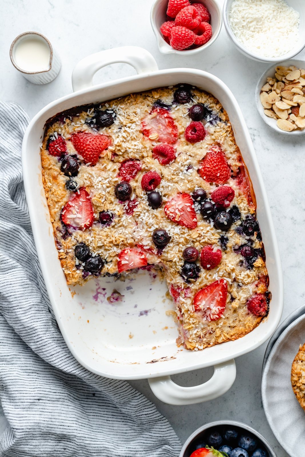 Maravillosa avena horneada con crema y bayas triples hecha con fresas, arándanos y frambuesas y endulzada naturalmente con un toque de jarabe de arce puro. ¡Esta receta fácil de avena horneada con bayas presenta grasas saludables en leche de coco cremosa y es la manera perfecta de usar bayas frescas! Avena horneada con bayas en una sartén