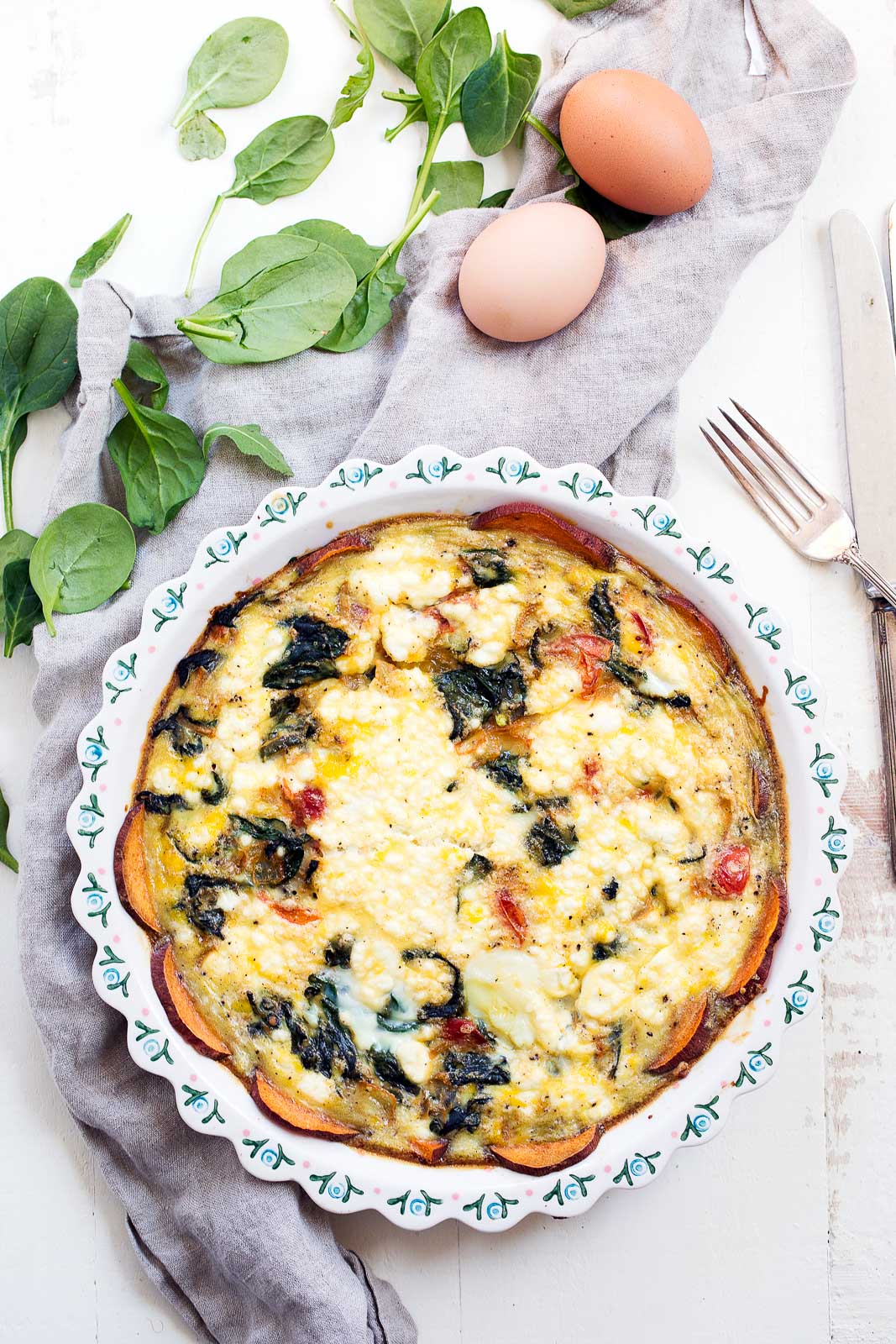¡Deliciosas recetas de brunch de temporada para el Día de la Madre que a tu mamá le encantarán! Ya sea que la invite a desayunar en la cama o organice un almuerzo familiar numeroso, estas recetas seguramente la harán sonreír. ¡Incluye panqueques, muffins, rollos de canela y toneladas de deliciosas recetas de brunch! Quiche De Espinacas Y Queso De Cabra Con Costra De Camote