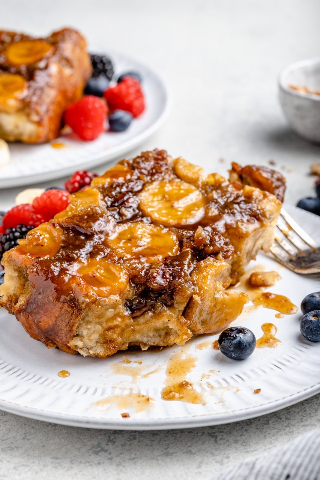 Recetas sabrosas y de temporada para el brunch del Día de la Madre que a mamá le encantarán. Ya sea que la invites a desayunar en la cama o seas el anfitrión de un gran brunch familiar, estas recetas la harán sonreír. Panqueques, muffins, incluidos rollos de canela y toneladas de delicioso brunch ¡recetas! Cazuela de tostadas francesas de plátano en un plato