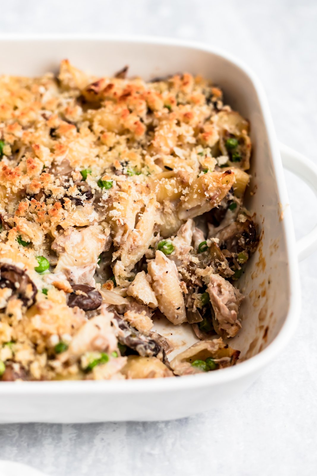 Si está buscando una cazuela de fideos de atún saludable hecha desde cero, ¡no busque más! ¡Esta cazuela de fideos de atún ligera está hecha con una salsa de champiñones parmesano cremosa pero ligera, fideos, atún enlatado y guisantes! ¡Enamórese de esta receta fácil para la cena, ¡seguramente se convertirá en un favorito para siempre! Cazuela de fideos de atún saludable en una sartén