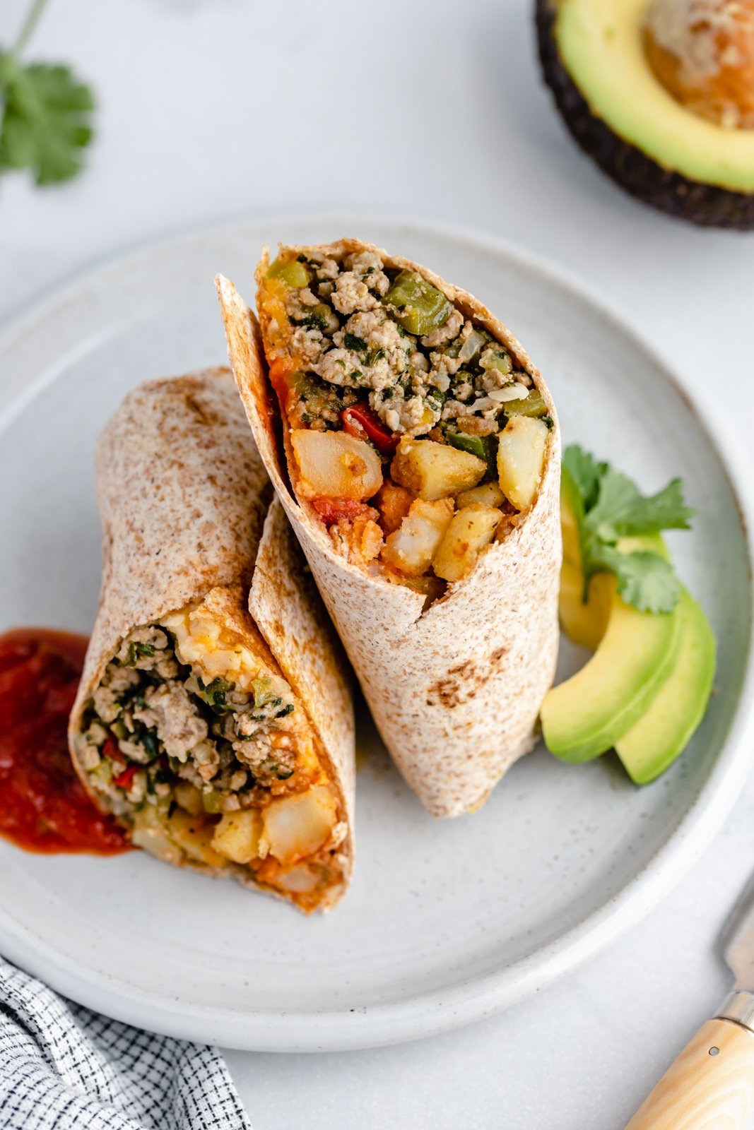 Nuestro wrap favorito, increíblemente delicioso, ¡no podemos dejar de comerlo! Repletas de proteínas y un sabor increíble, estas recetas saludables de burritos son el almuerzo o la cena fáciles y perfectos. ¡Hemos incluido burritos veganos e incluso tenemos recetas y ensaladas adicionales que son el relleno perfecto para los burritos! envolturas de pollo con chile verde en un plato