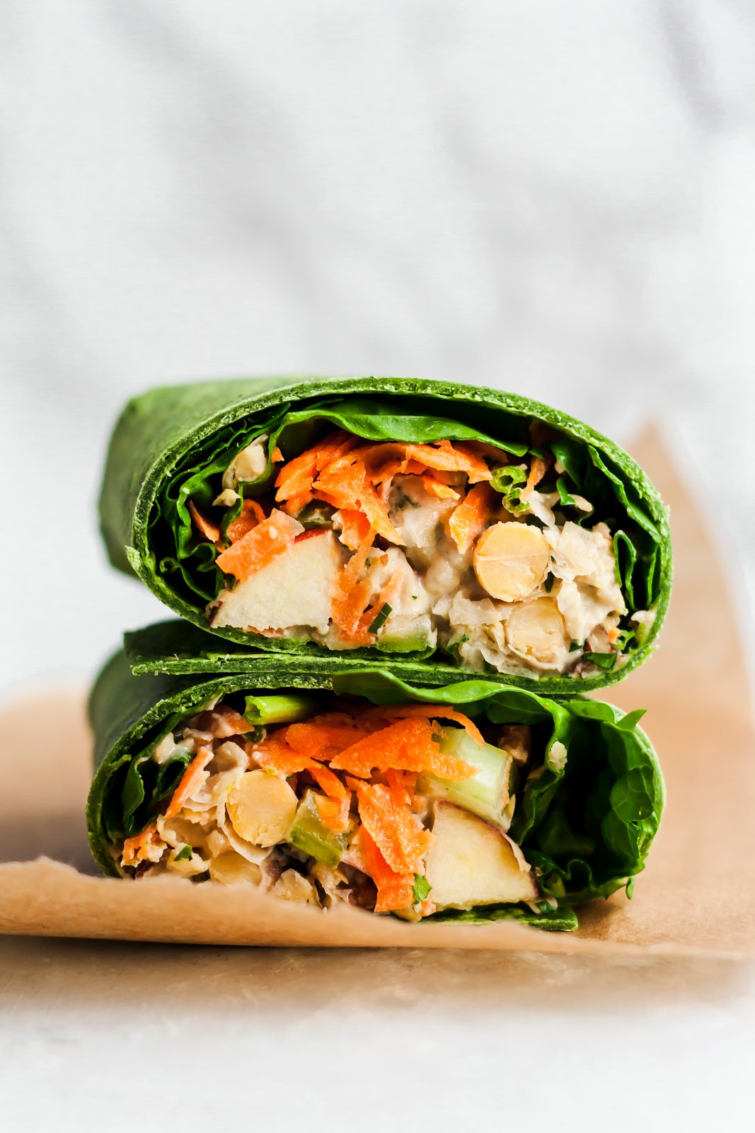 ¡Nuestros burritos favoritos e increíblemente deliciosos que no podemos dejar de comer! Repletos de proteínas y con un sabor increíble, estas recetas de burritos saludables son el almuerzo o la cena fácil y perfecto. rellenos! Envolturas de ensalada vegana de garbanzos, manzana y pecanas apiladas por la mitad