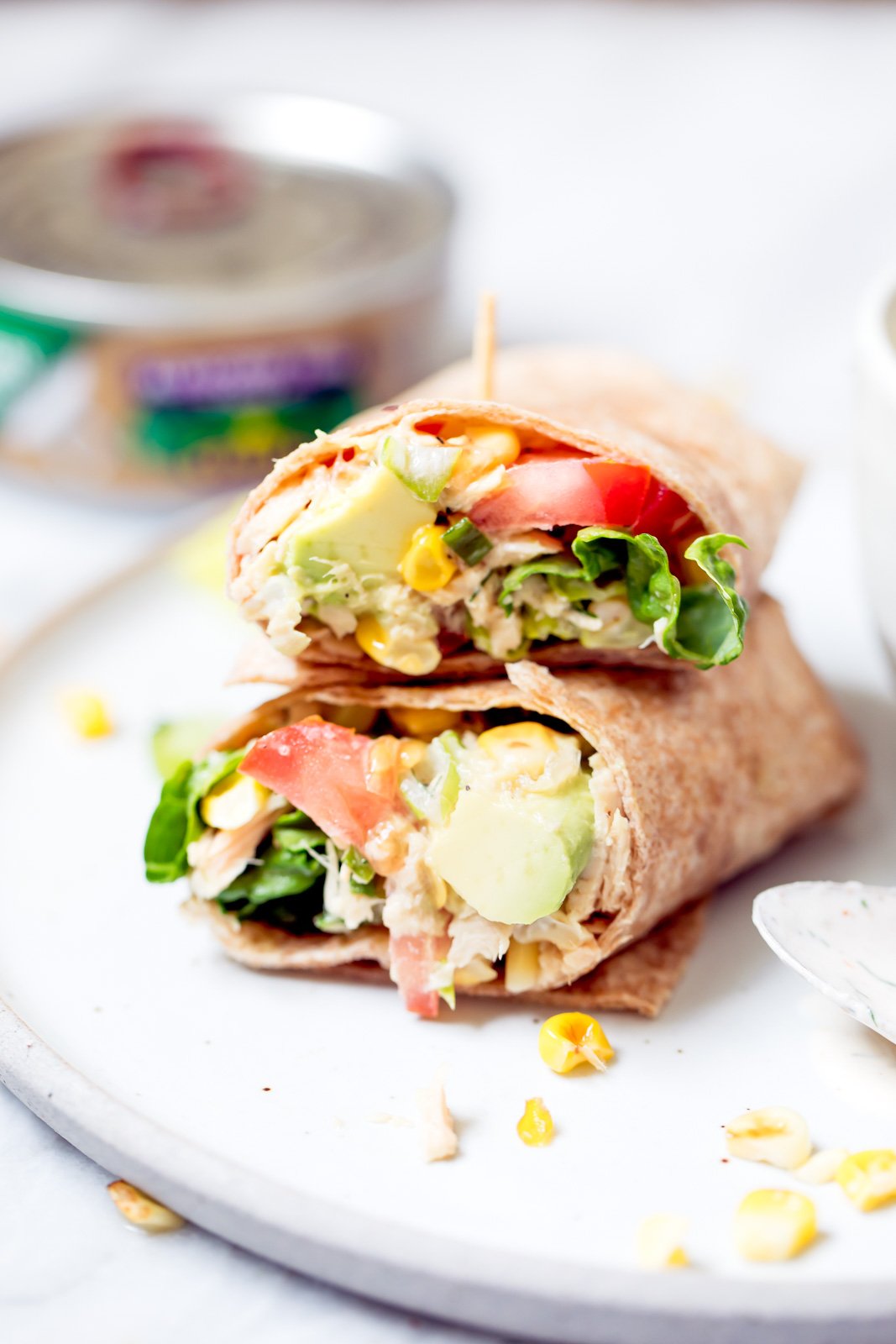 Nuestro wrap favorito, increíblemente delicioso, ¡no podemos dejar de comerlo! Repletas de proteínas y un sabor increíble, estas recetas saludables de burritos son el almuerzo o la cena fáciles y perfectos. ¡Hemos incluido burritos veganos e incluso tenemos recetas y ensaladas adicionales que son el relleno perfecto para los burritos! Atún envuelto en verduras apiladas en un plato