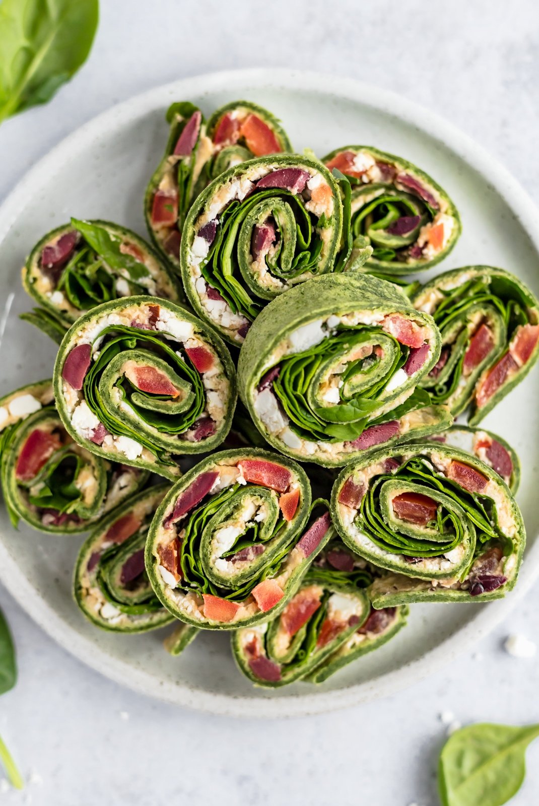 Nuestro wrap favorito, increíblemente delicioso, ¡no podemos dejar de comerlo! Repletas de proteínas y un sabor increíble, estas recetas saludables de burritos son el almuerzo o la cena fáciles y perfectos. ¡Hemos incluido burritos veganos e incluso tenemos recetas y ensaladas adicionales que son el relleno perfecto para los burritos! Molinetes de ensalada griega envueltos en un plato
