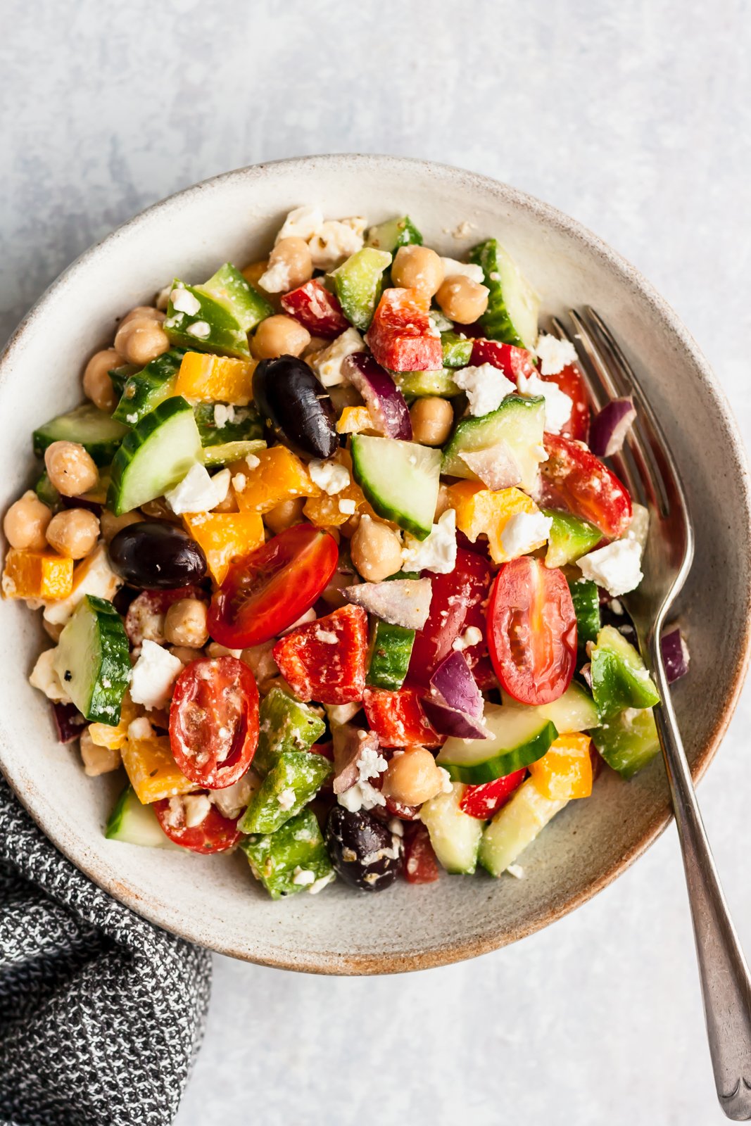 ¡Nuestros burritos favoritos e increíblemente deliciosos que no podemos dejar de comer! Repletos de proteínas y con un sabor increíble, estas recetas saludables de burritos son el almuerzo o la cena perfectos y fáciles. Incluimos burritos veganos, incluso hay recetas adicionales y las ensaladas son las mejores envolver coberturas! Ensalada griega de garbanzos en un bol con tenedor