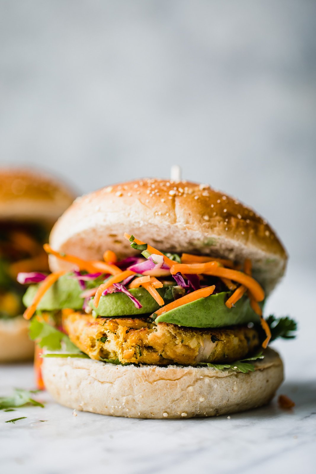 Nuestro wrap favorito, increíblemente delicioso, ¡no podemos dejar de comerlo! Repletas de proteínas y un sabor increíble, estas recetas saludables de burritos son el almuerzo o la cena fáciles y perfectos. ¡Hemos incluido burritos veganos e incluso tenemos recetas y ensaladas adicionales que son el relleno perfecto para los burritos! Empanadas de atún tailandesas en pan