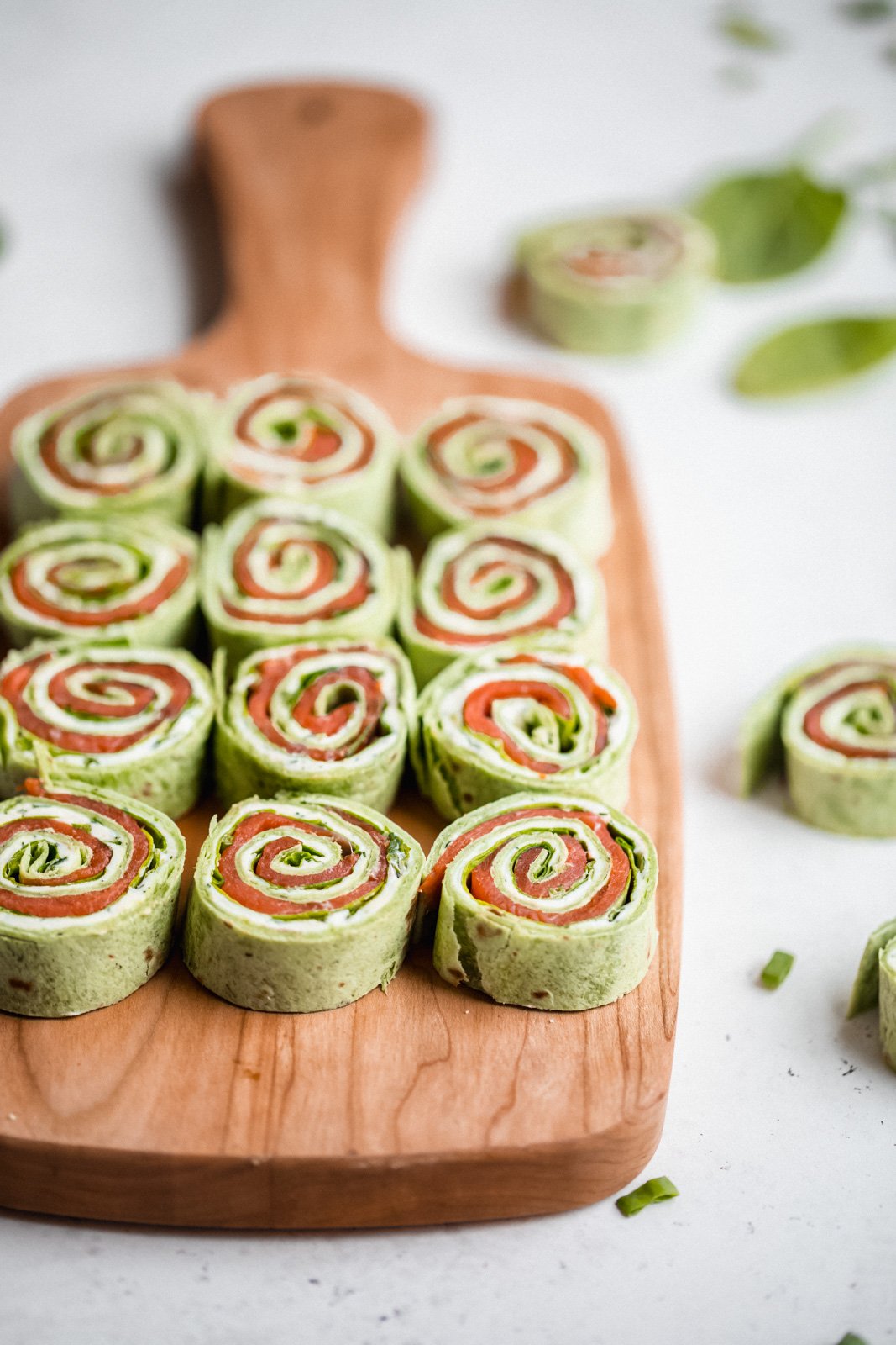 ¡Nuestros burritos favoritos e increíblemente deliciosos que no podemos dejar de comer! Repletos de proteínas y con un sabor increíble, estas recetas saludables de burritos son el almuerzo o la cena perfectos y fáciles. Incluimos burritos veganos, incluso hay recetas adicionales y las ensaladas son las mejores envolver coberturas! Molinillos de salmón ahumado envueltos en tablas de madera