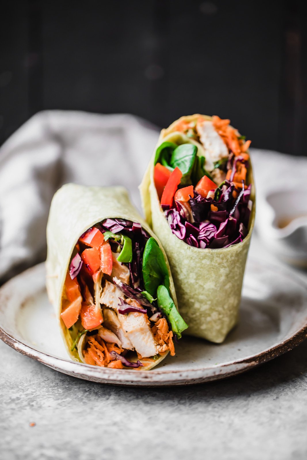 ¡Nuestros burritos favoritos e increíblemente deliciosos que no podemos dejar de comer! Repletos de proteínas y con un sabor increíble, estas recetas saludables de burritos son el almuerzo o la cena perfectos y fáciles. Incluimos burritos veganos, incluso hay recetas adicionales y las ensaladas son las mejores envolver coberturas! Envolturas de pollo con maní tailandés en un plato