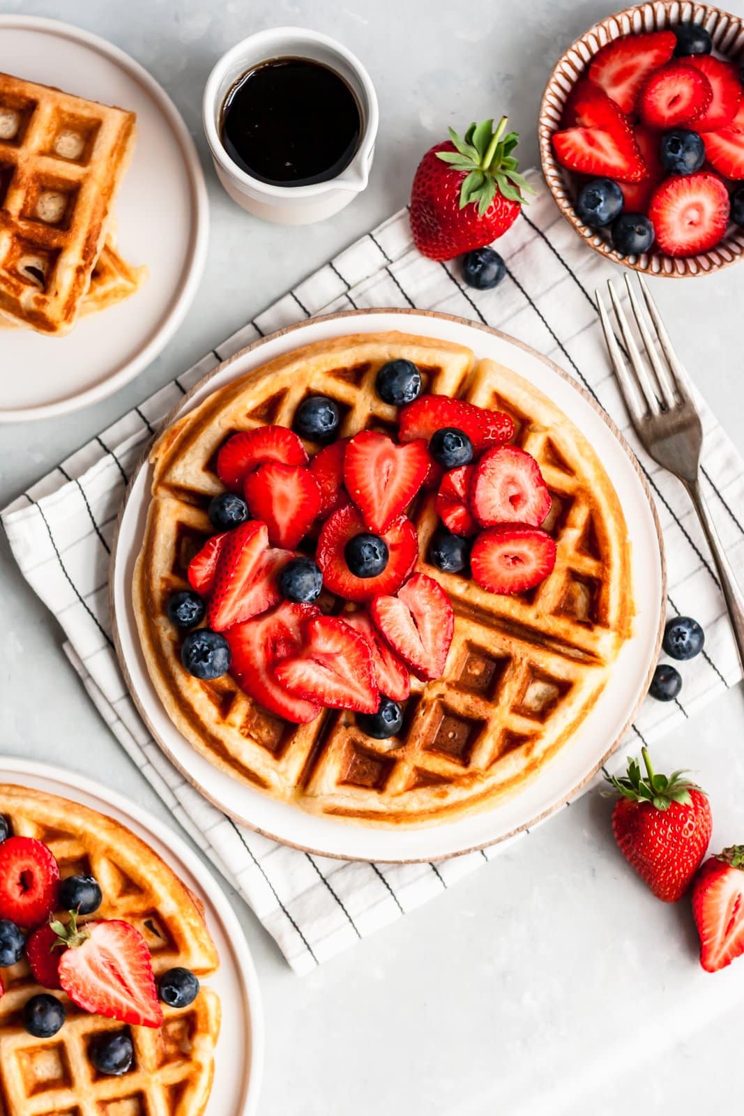¡Deliciosas recetas de brunch de temporada para el Día de la Madre que a tu mamá le encantarán! Ya sea que la invite a desayunar en la cama o organice un almuerzo familiar numeroso, estas recetas seguramente la harán sonreír. ¡Incluye panqueques, muffins, rollos de canela y toneladas de deliciosas recetas de brunch! Waffles clásicos de suero de leche con bayas