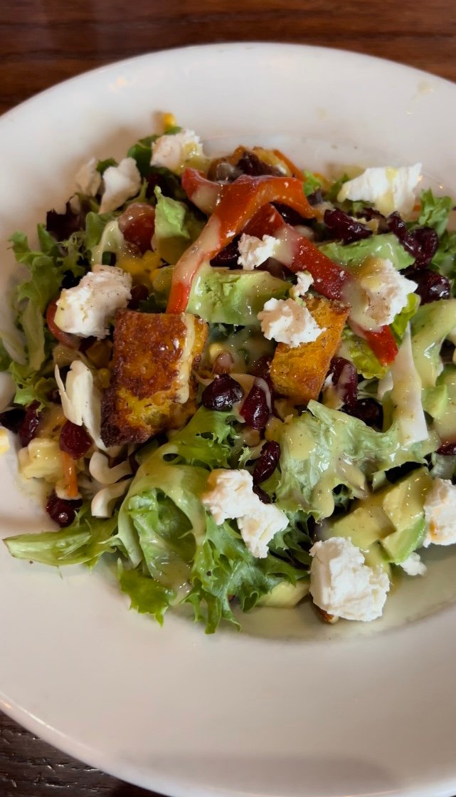¡Bienvenido de nuevo a otra edición de la serie Ambitious Kitchen Chicago! En esta guía encontrará una lista seleccionada de las mejores ensaladas de Chicago. Hemos probado muchas ensaladas en la ciudad y encontramos 6 deliciosas, una visita obligada: pruebe esta ensalada para un almuerzo sentado o para llevar. Fresca, deliciosa y absolutamente deliciosa. Ensalada Chicago en un plato
