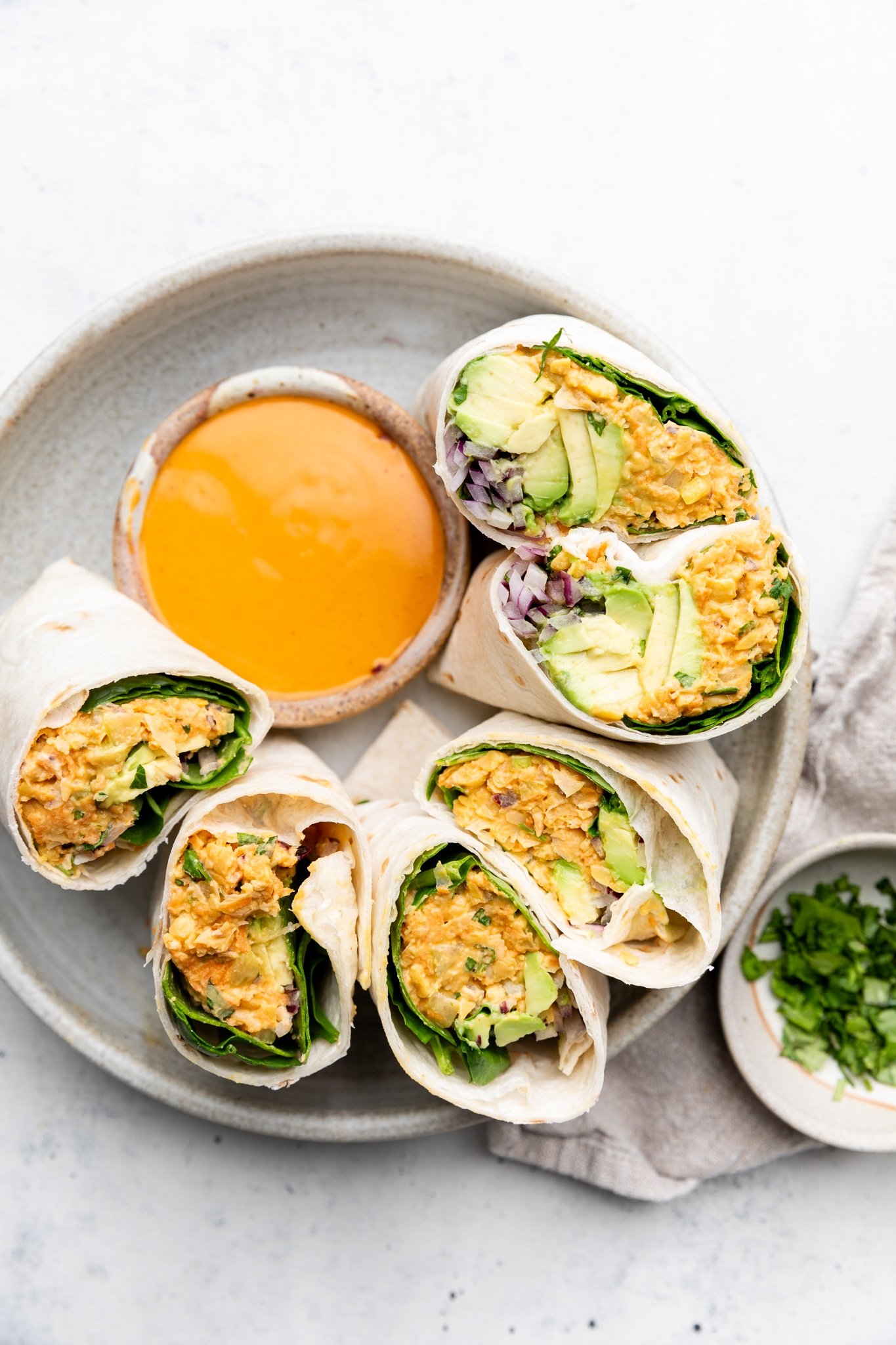 Nuestro wrap favorito, increíblemente delicioso, ¡no podemos dejar de comerlo! Repletas de proteínas y un sabor increíble, estas recetas saludables de burritos son el almuerzo o la cena fáciles y perfectos. ¡Hemos incluido burritos veganos e incluso tenemos recetas y ensaladas adicionales que son el relleno perfecto para los burritos! Ensalada de garbanzos envueltos en un plato
