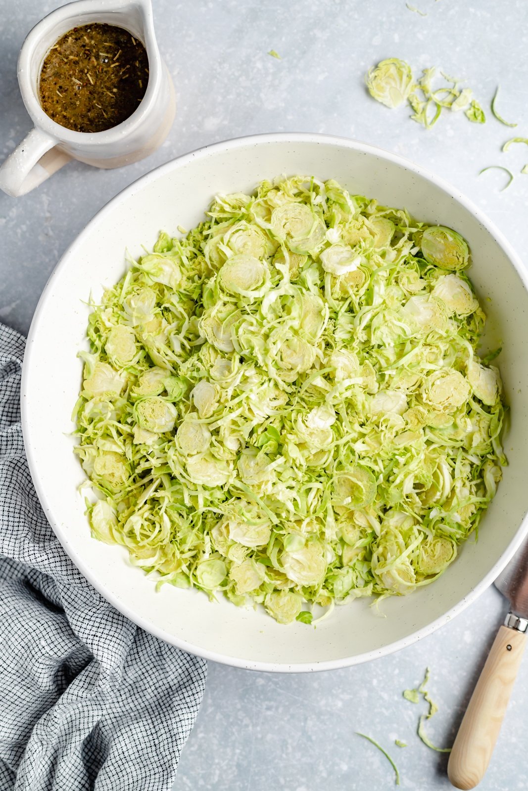Magnífica receta de ensalada italiana picada con coles de Bruselas ralladas, garbanzos, verduras, salami, aceitunas, pepperoni y delicioso queso. ¡Esta deliciosa y fácil ensalada italiana de col rizada con col rizada picada con un ligero aderezo italiano es el almuerzo abundante perfecto o una cena fresca! Coles de Bruselas picadas en un bol