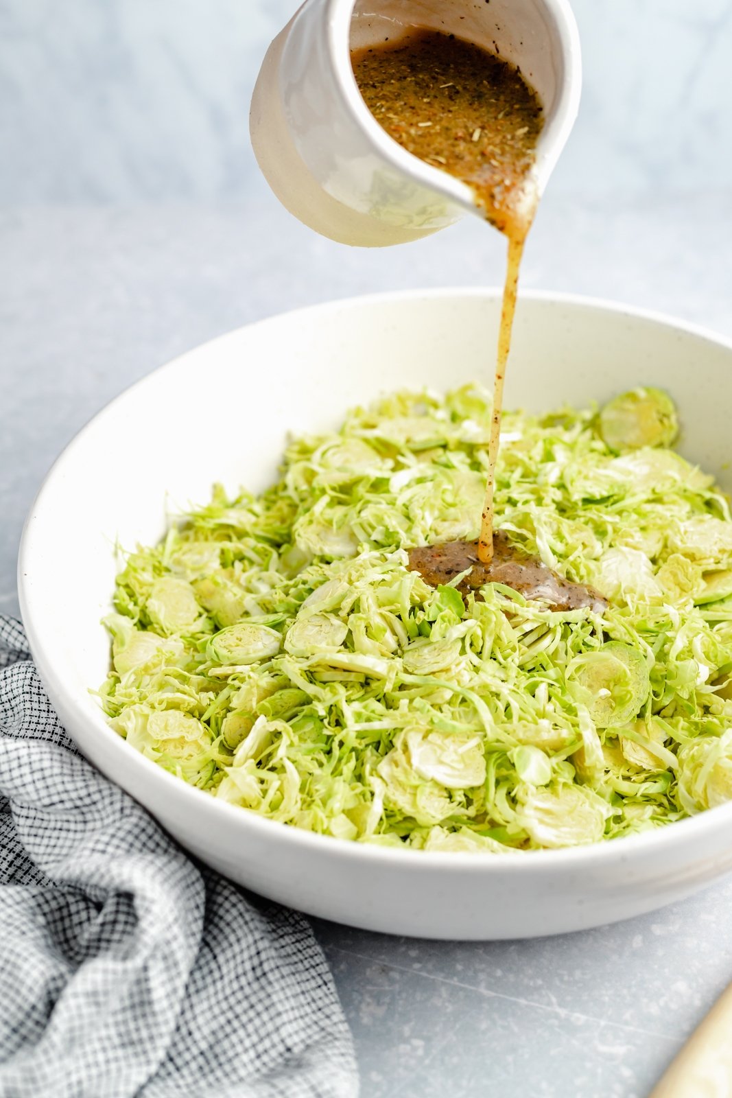 Magnífica receta de ensalada italiana picada con coles de Bruselas ralladas, garbanzos, verduras, salami, aceitunas, pepperoni y delicioso queso. ¡Esta deliciosa y fácil ensalada italiana de col rizada con col rizada picada con un ligero aderezo italiano es el almuerzo abundante perfecto o una cena fresca! Mezcle el aderezo italiano en un tazón de coles de Bruselas picadas