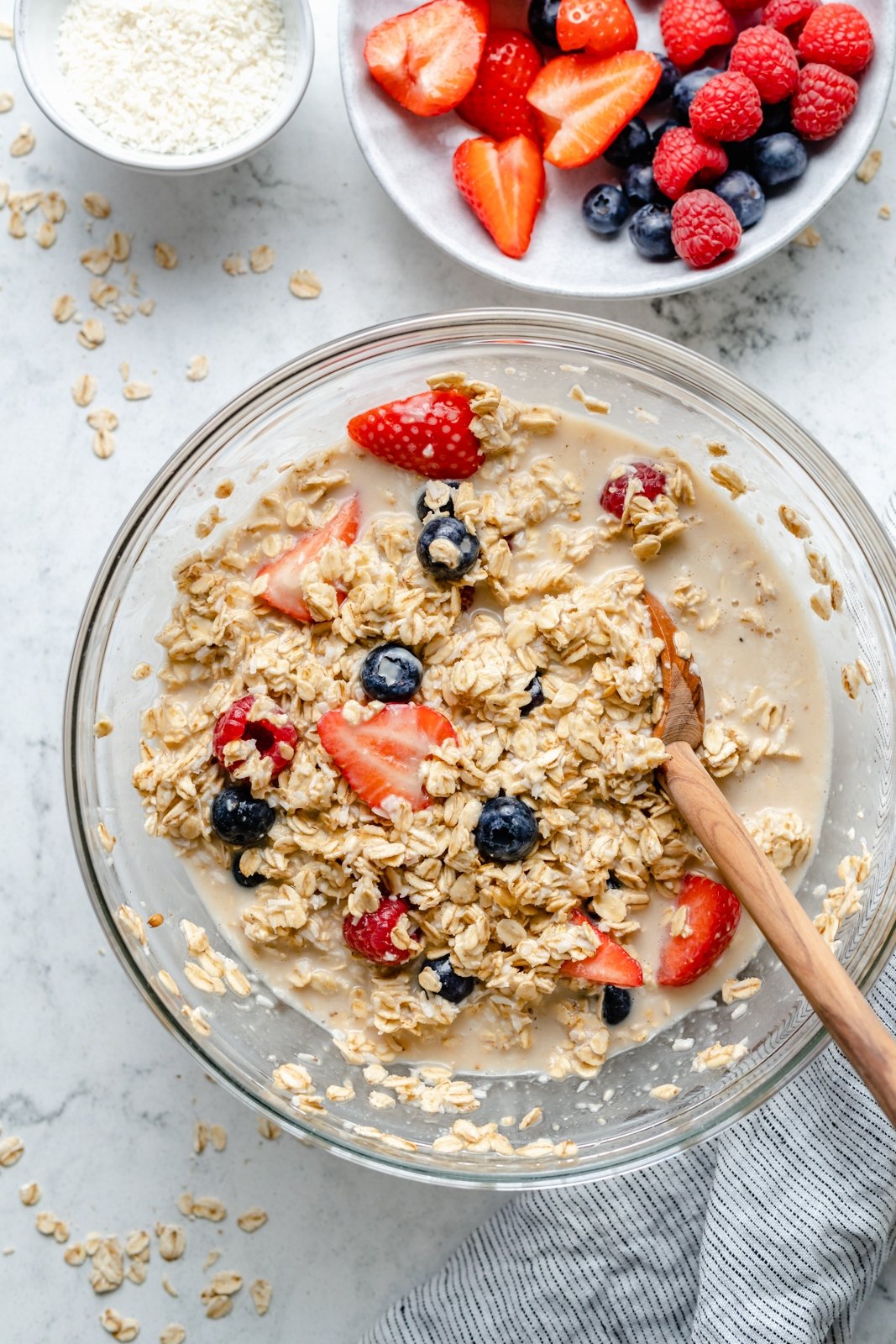 La maravillosa avena horneada con crema y bayas triples está hecha con fresas, arándanos y frambuesas y endulzada de forma natural con un toque de jarabe de arce puro. Esta sencilla receta de avena horneada con bayas presenta grasas saludables en leche de coco cremosa y es la forma perfecta de comer alimentos frescos ¡bayas! Bayas mixtas y masa cremosa de avena horneada en un bol