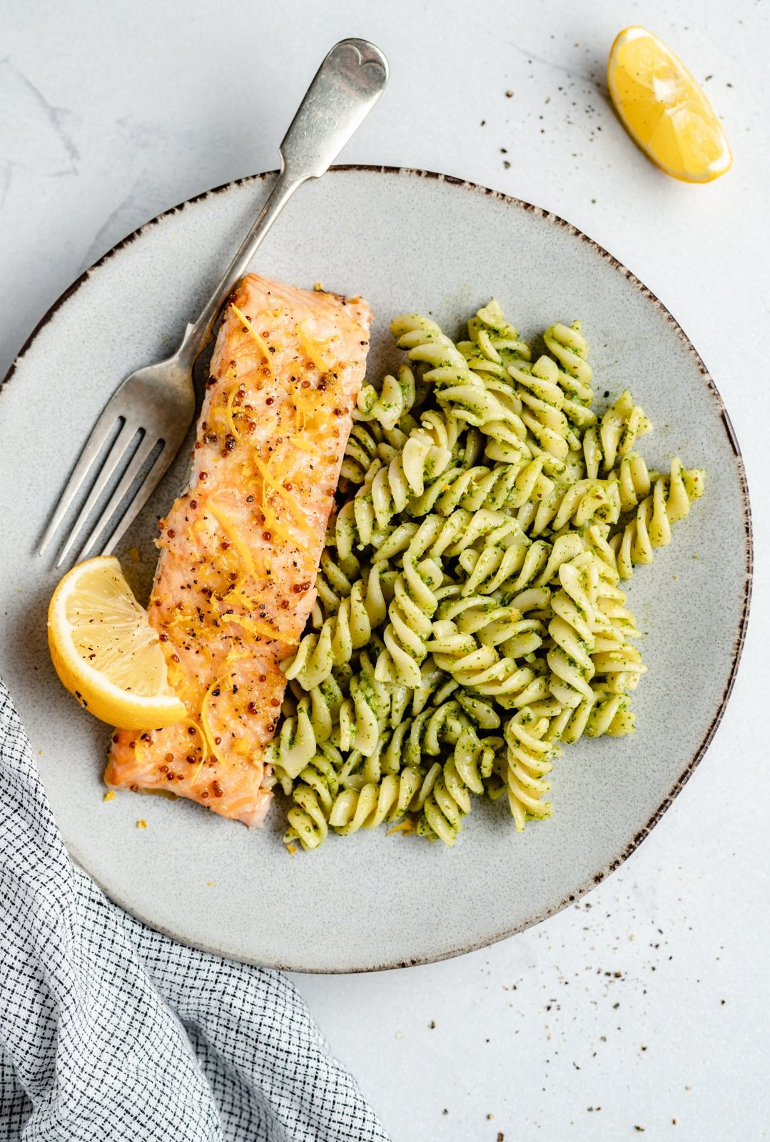 Delicioso salmón con miel de limón y ajo cubierto con un simple adobo de mantequilla de limón y ajo y hojaldre a la parrilla. Esta deliciosa receta de salmón con ajo y limón es una deliciosa cena proteica con su ensalada o guarnición favorita, y la marinada es perfecta para su proteína. Limón Miel Ajo Salmón En Un Plato Con Pasta