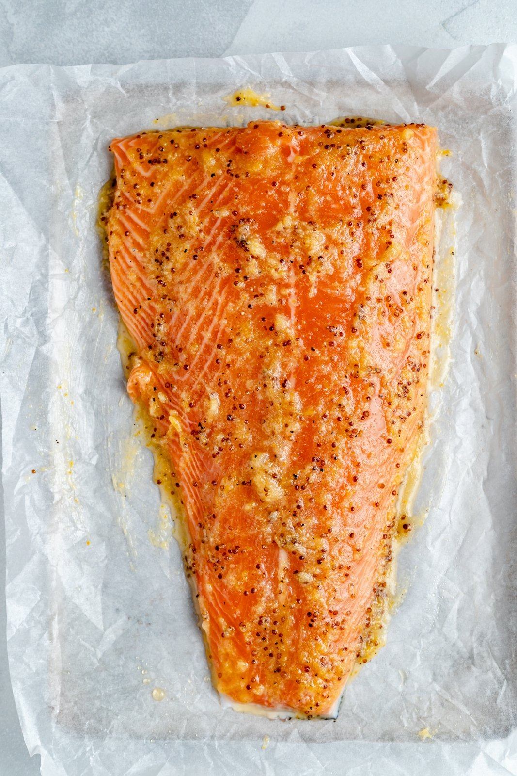Delicioso salmón con ajo y miel de limón recubierto con un simple adobo de mantequilla de ajo y limón y asado a la parrilla hasta obtener hojuelas. Esta deliciosa receta de salmón con ajo y limón hace una deliciosa cena proteica con su ensalada o guarnición favorita, adobo perfecto para su proteína favorita. Salmón sin hornear con ajo y limón en una sartén