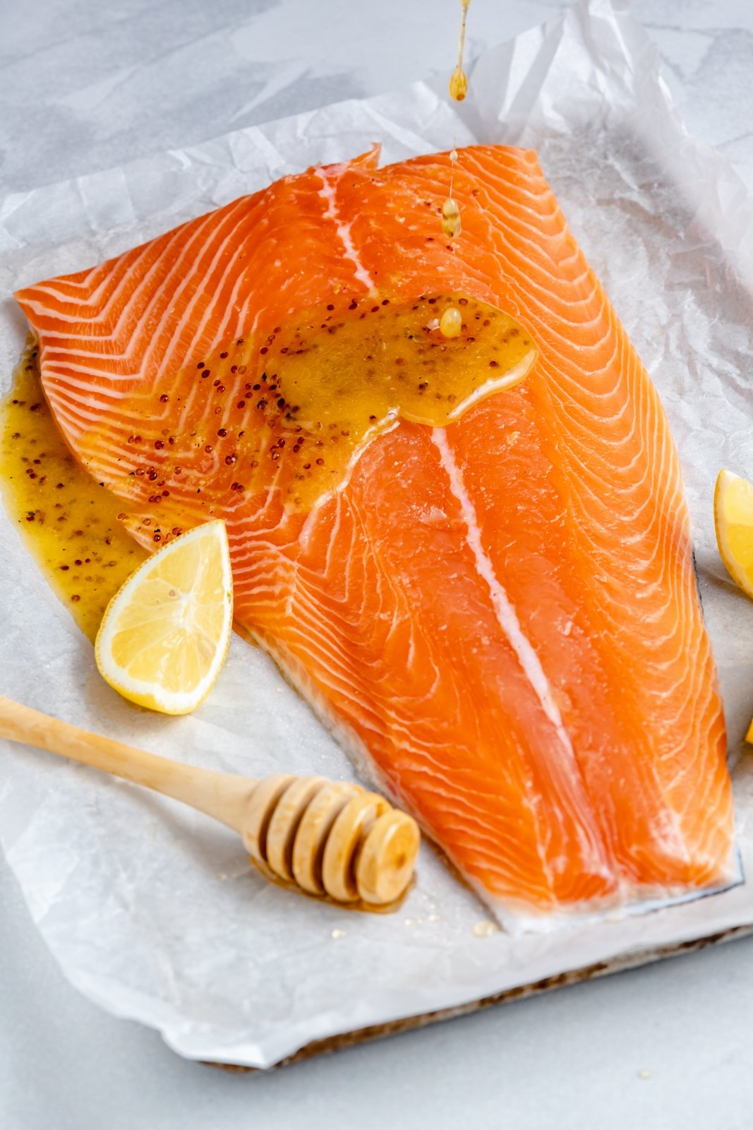 Delicioso salmón con miel de limón y ajo cubierto con un simple adobo de mantequilla de limón y ajo y hojaldre a la parrilla. Esta deliciosa receta de salmón con ajo y limón es una deliciosa cena proteica con su ensalada o guarnición favorita, y la marinada es perfecta para su proteína. Fácil salmón con ajo y limón sin hornear en una sartén